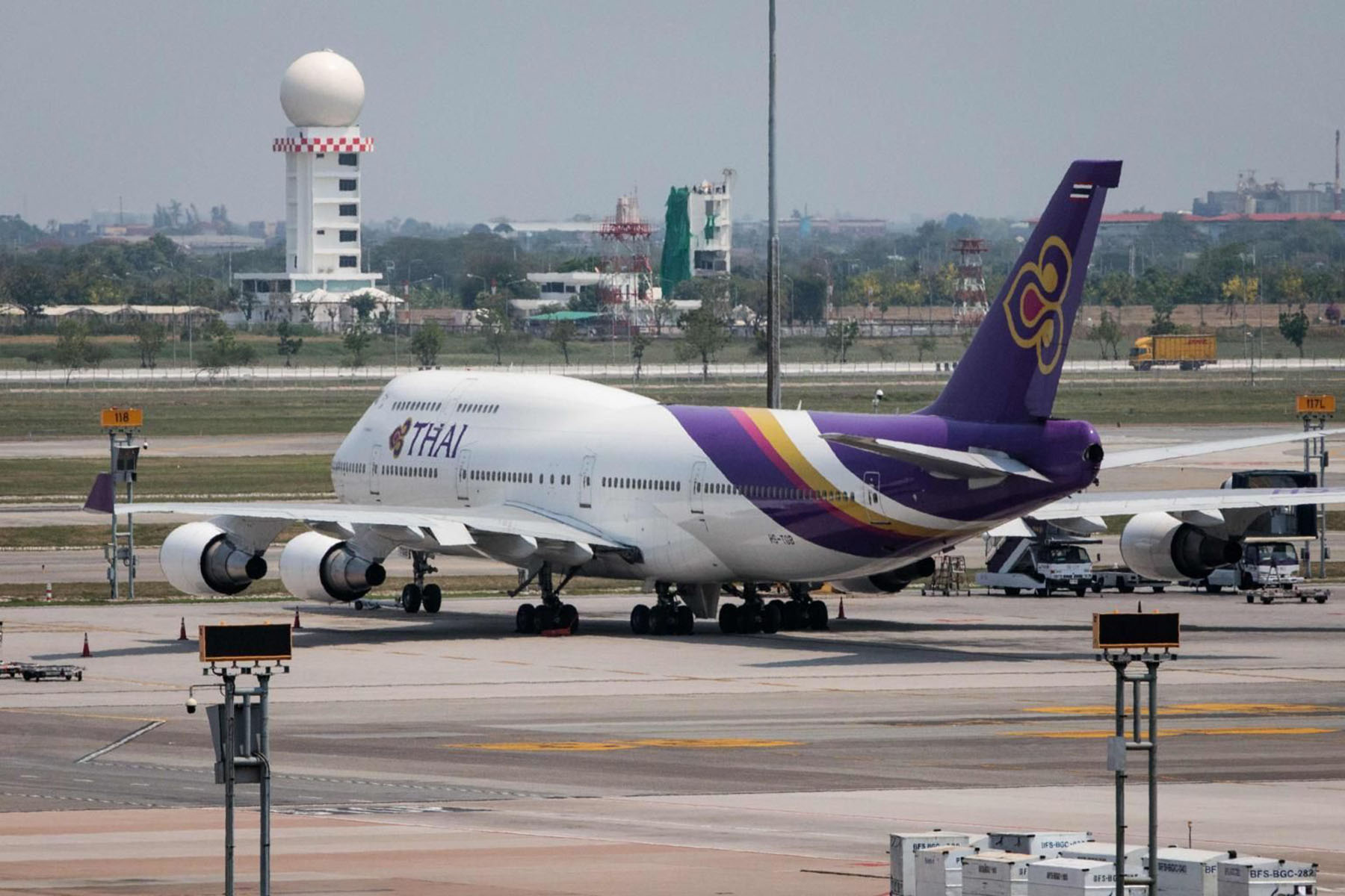 Máy bay của Thai Airways đỗ tại sân bay Suvarnabhumi ở Bangkok, Thái Lan. 
