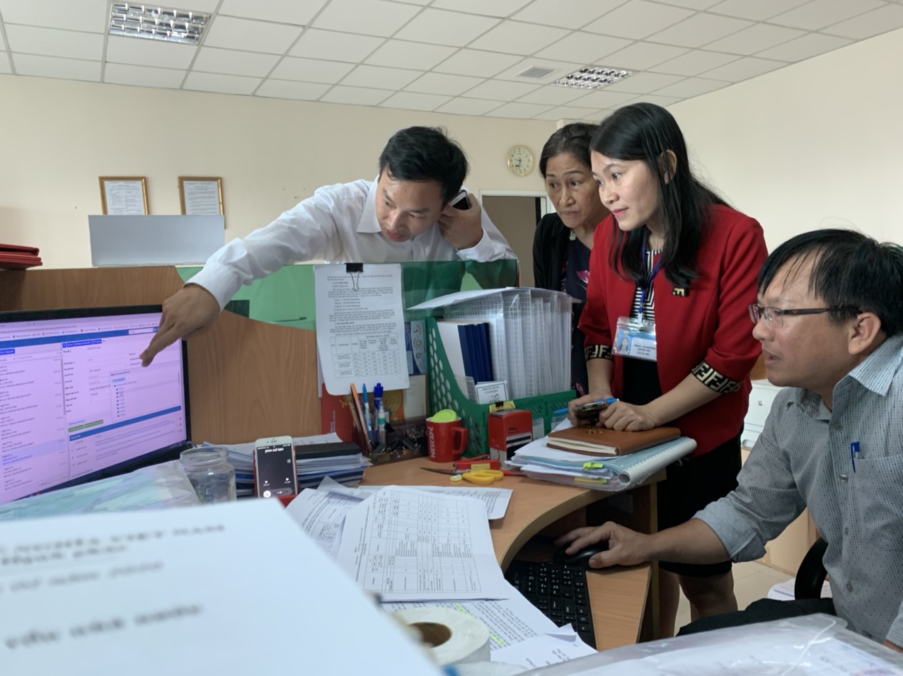 Đoàn kiểm tra CCHC của tỉnh kiểm tra các thủ tục tại Sở Công thương.