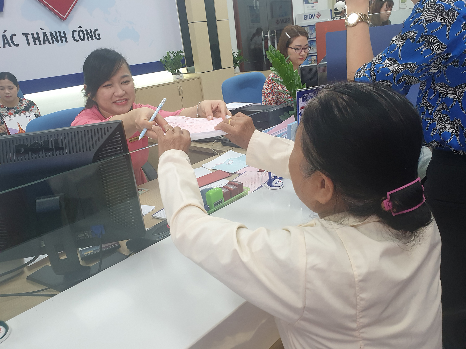 Khách hàng giao dịch tại Phòng giao dịch BIDV KCN Phú Mỹ 3.