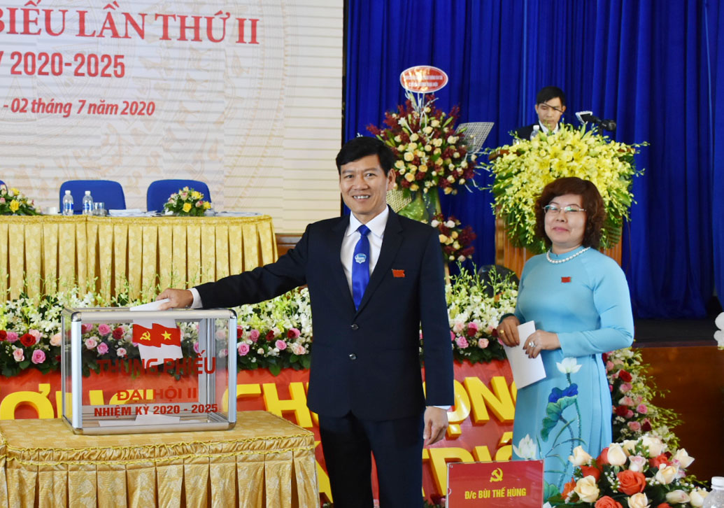 Các đại biểu bỏ phiếu bầu BCH Đảng bộ VMS-South. 
