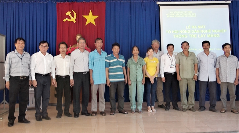 Các thành viên của Tổ hội nông dân nghề nghiệp trồng tre lấy măng xã Suối Rao.