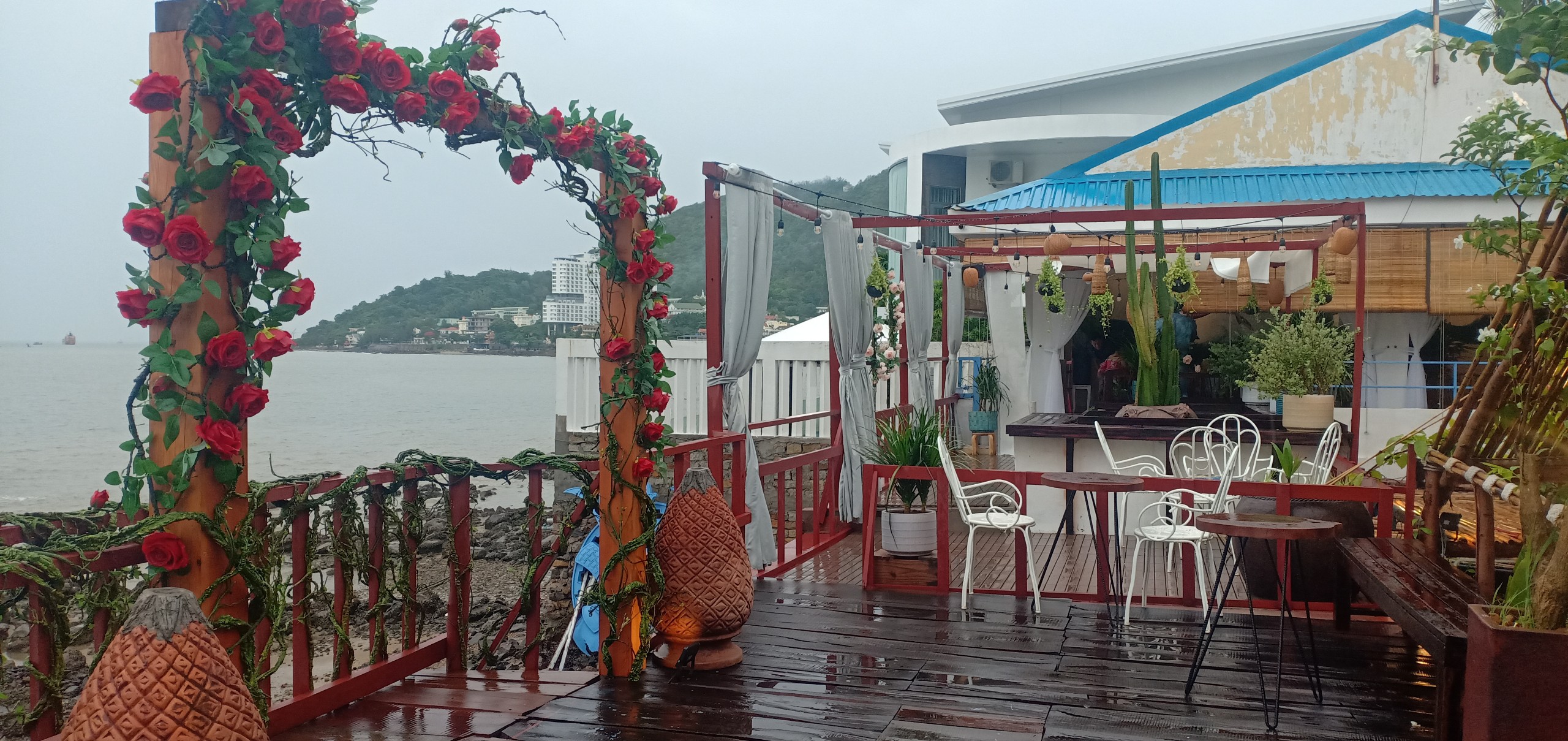 Beach Stop Coffee được đầu tư công phu về thiết kế và tiểu cảnh.