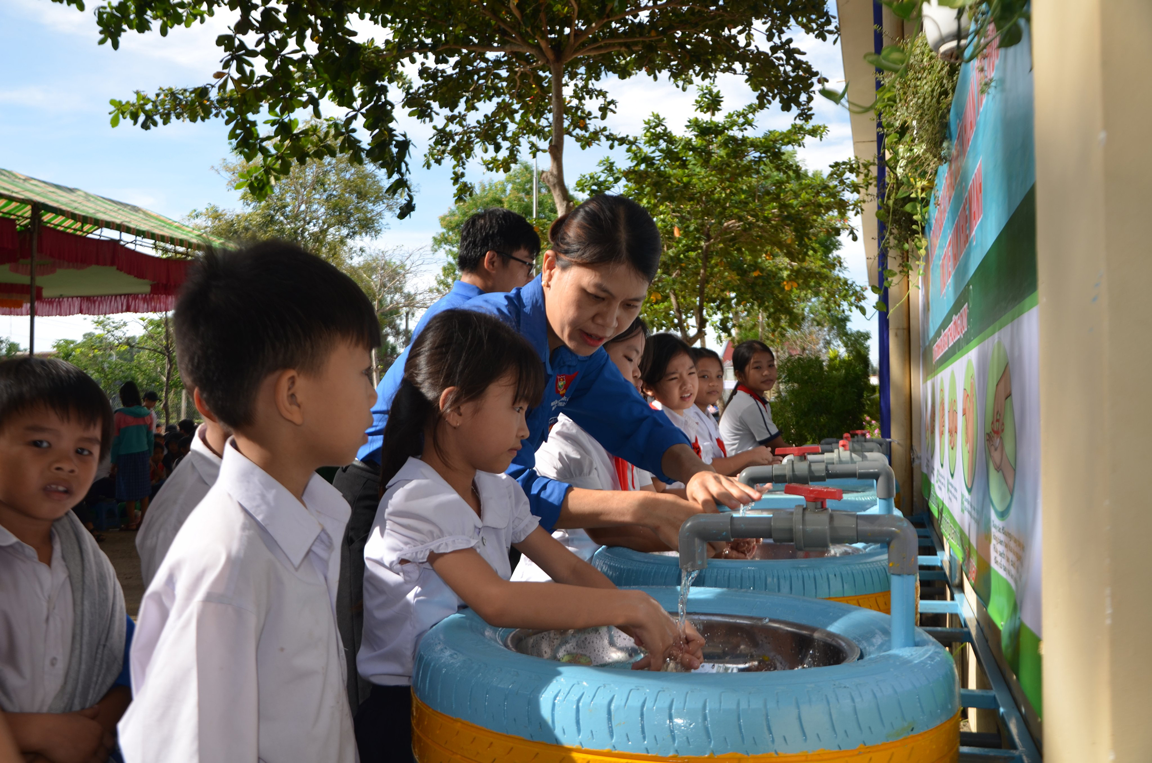 ĐVTN huyện Châu Đức hướng dẫn HS Trường TH Nghĩa Thành rửa tay đúng cách. Ảnh: MINH THANH