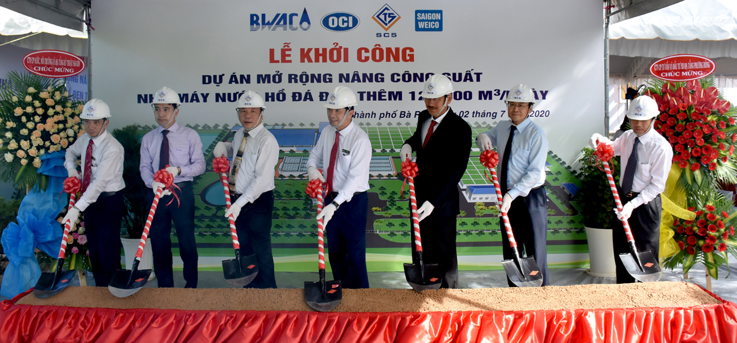 Các đại biểu thực hiện nghi thức động thổ Dự án mở rộng nâng công suất Nhà máy nước Hồ Đá Đen.