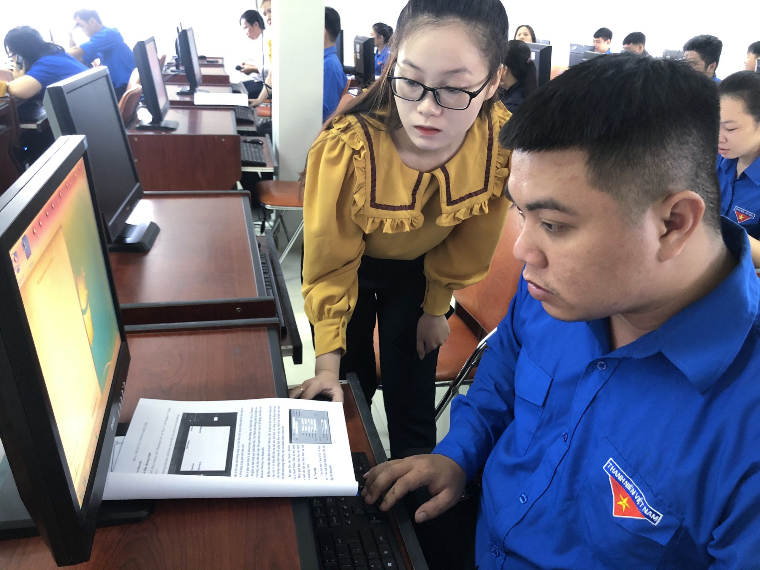 ĐVTN thực hành ứng dụng tin học tại lớp tập huấn.