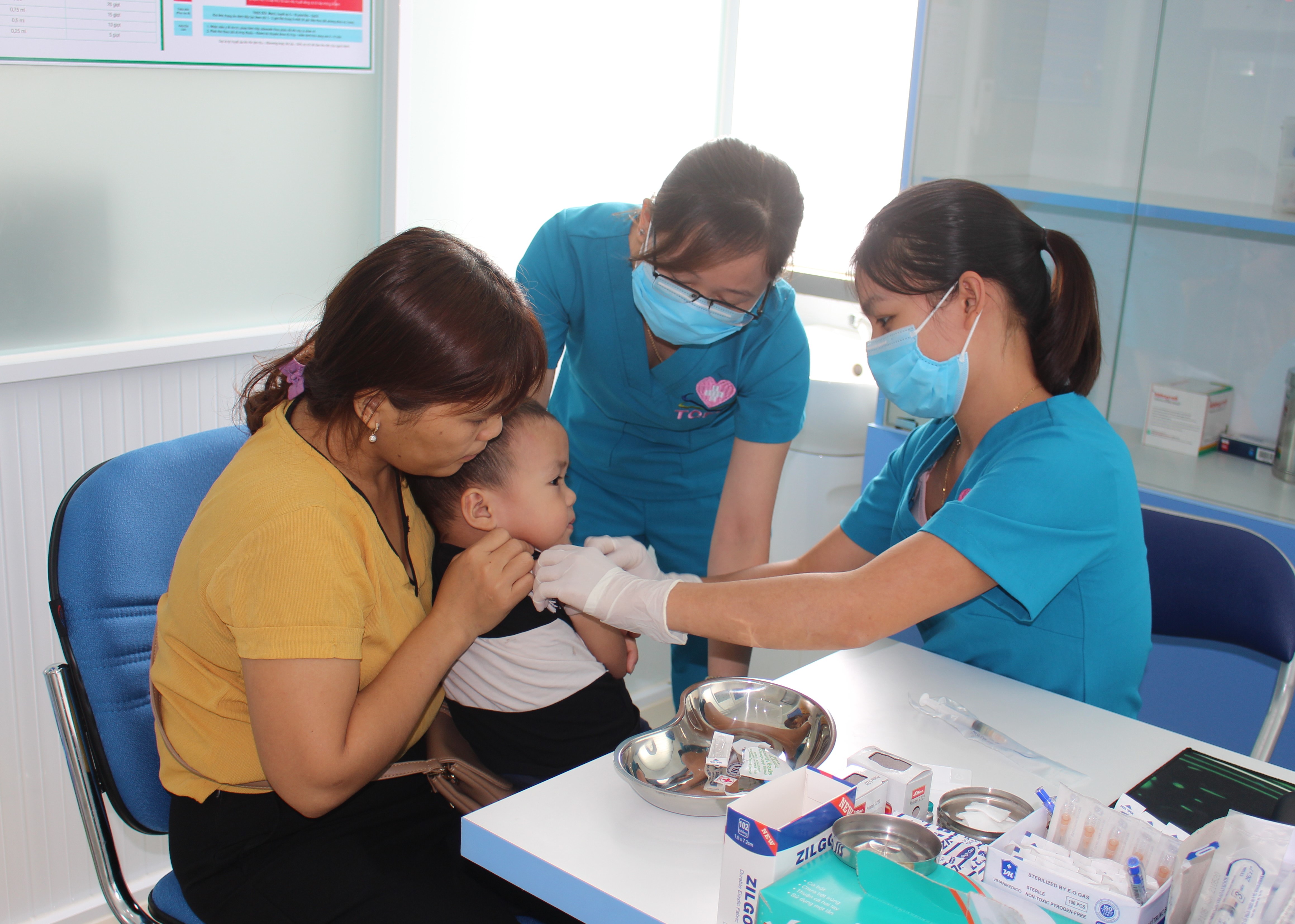 Con trai chị Bùi Thị Ngọc Mỹ (tổ 8, KP.Tân Hạnh, phường Phú Mỹ, TX.Phú Mỹ) được tiêm vắc xin 3 trong 1.