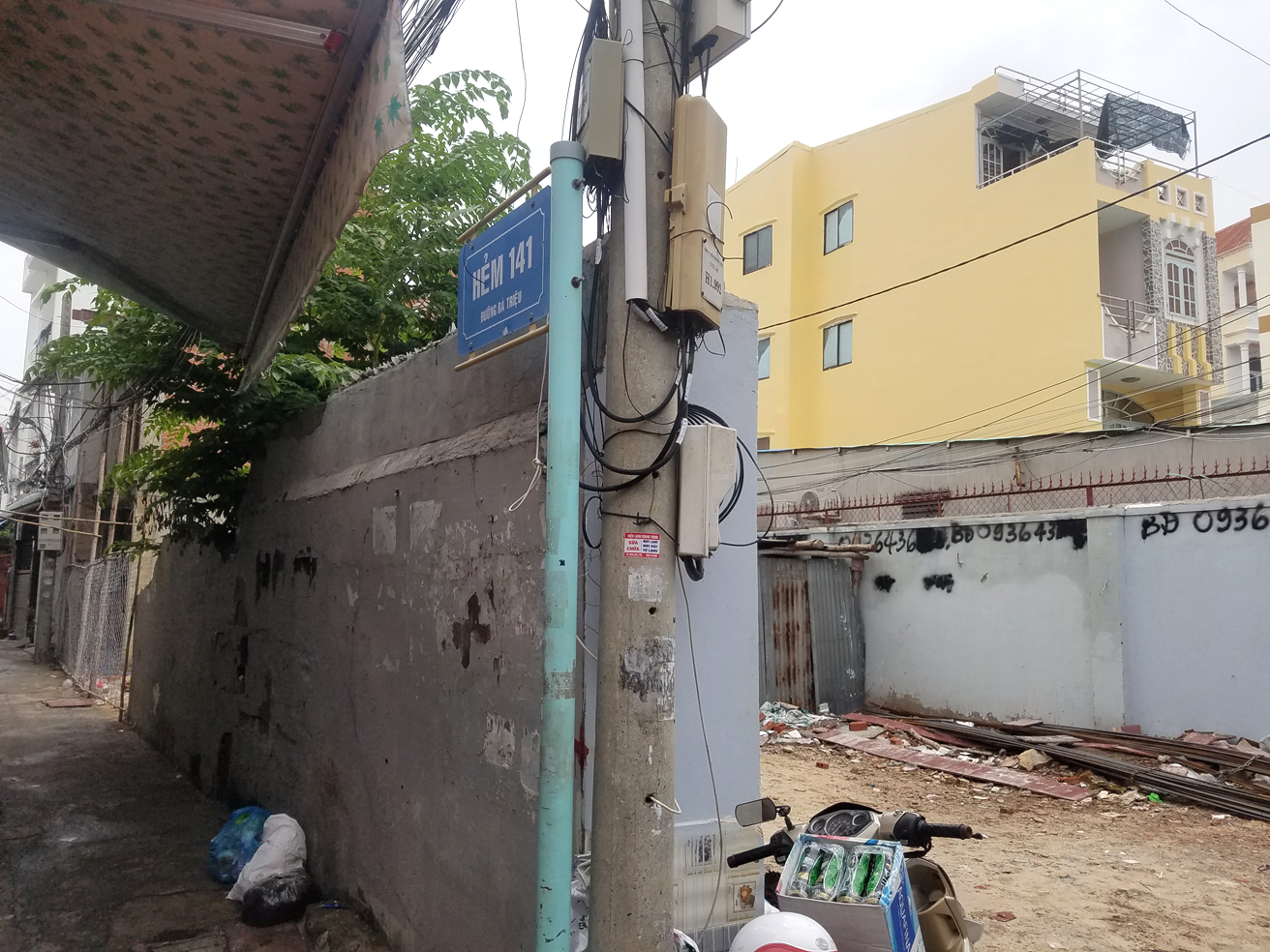 Các hộ dân ở hẻm 141, Bà Triệu không đồng ý với việc chủ các thửa đất mới xây nhà và mở cửa hướng về hẻm 141, Bà Triệu.