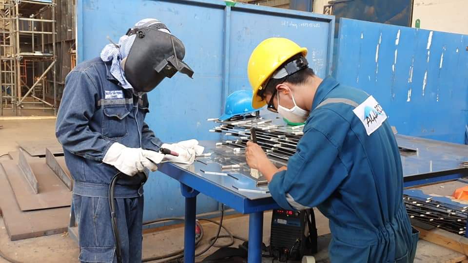 Công nhân Công ty CP Xây lắp Dầu khí miền Nam (Anpha ECC) trong giờ sản xuất.
