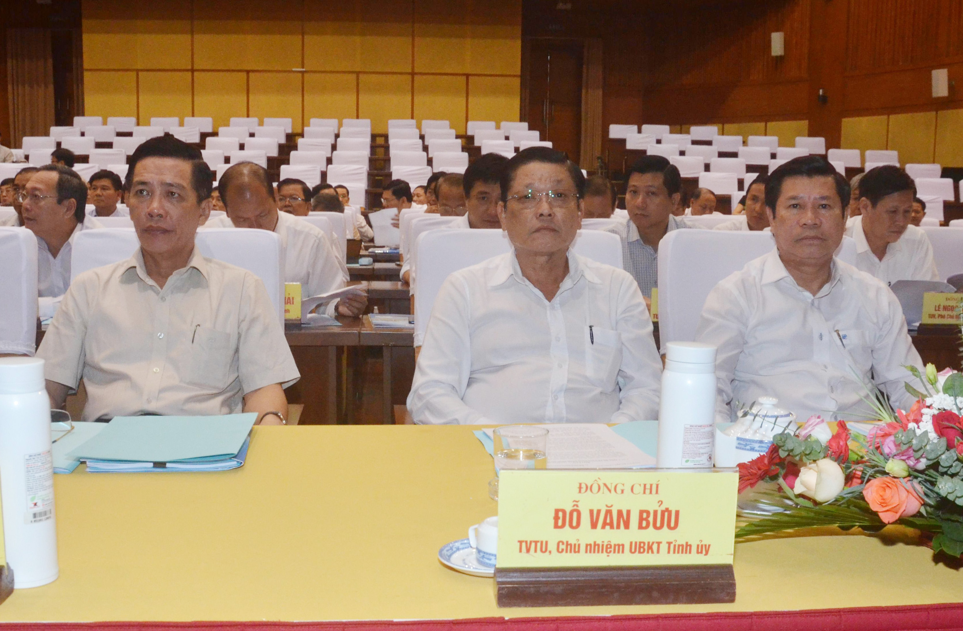 Từ trái qua: Ông Lưu Tài Đoàn, Ủy viên Ban Thường vụ, Trưởng Ban Tổ chức Tỉnh ủy; ông Đỗ Văn Bửu, Ủy viên Ban Thường vụ, Chủ nhiệm Ủy ban Kiểm tra Tỉnh ủy; ông Nguyễn Văn Xinh, Ủy viên Ban Thường vụ, Trưởng Ban Tuyên giáo Tỉnh ủy tham dự Hội nghị.