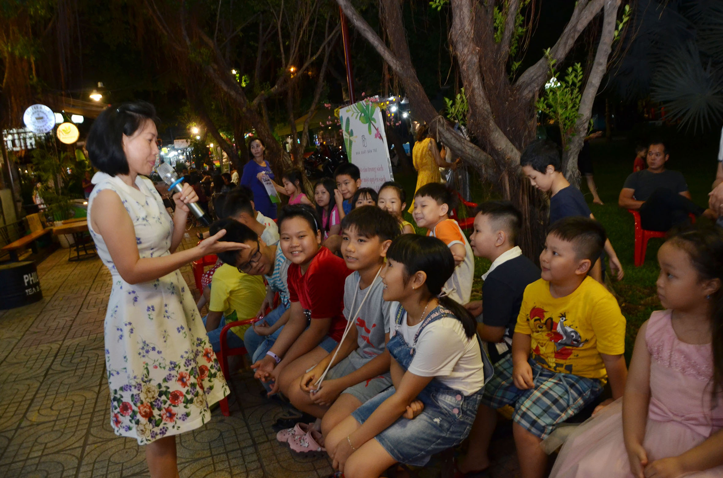 BTV Song Khê giao lưu và khuyến khích các em nói lên những ý tưởng về diễn biến câu chuyện.