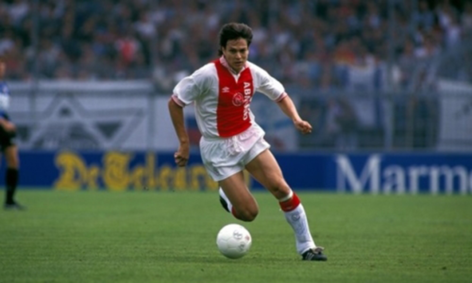 Jari Litmanen thi đấu ấn tượng và lên đỉnh vinh quang trong màu áo của Ajax.
