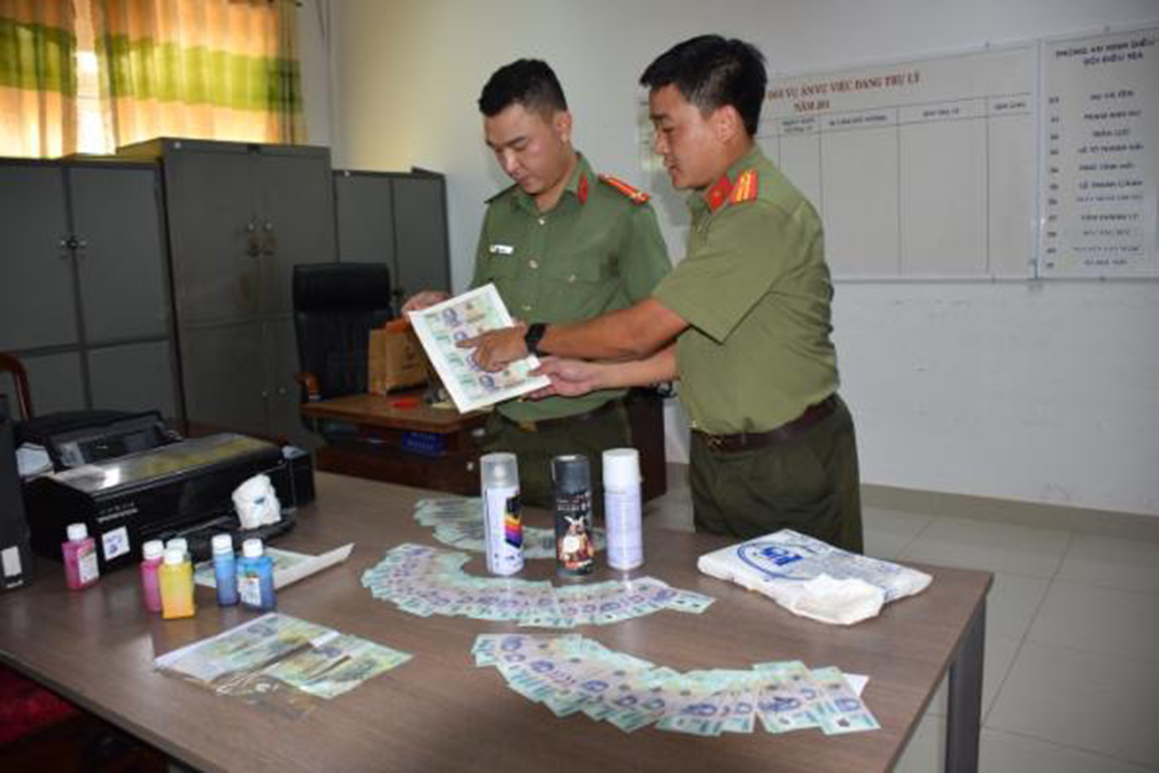 Cơ quan An ninh điều tra Công an tỉnh thu giữ các tang vật liên quan đến vụ án.
