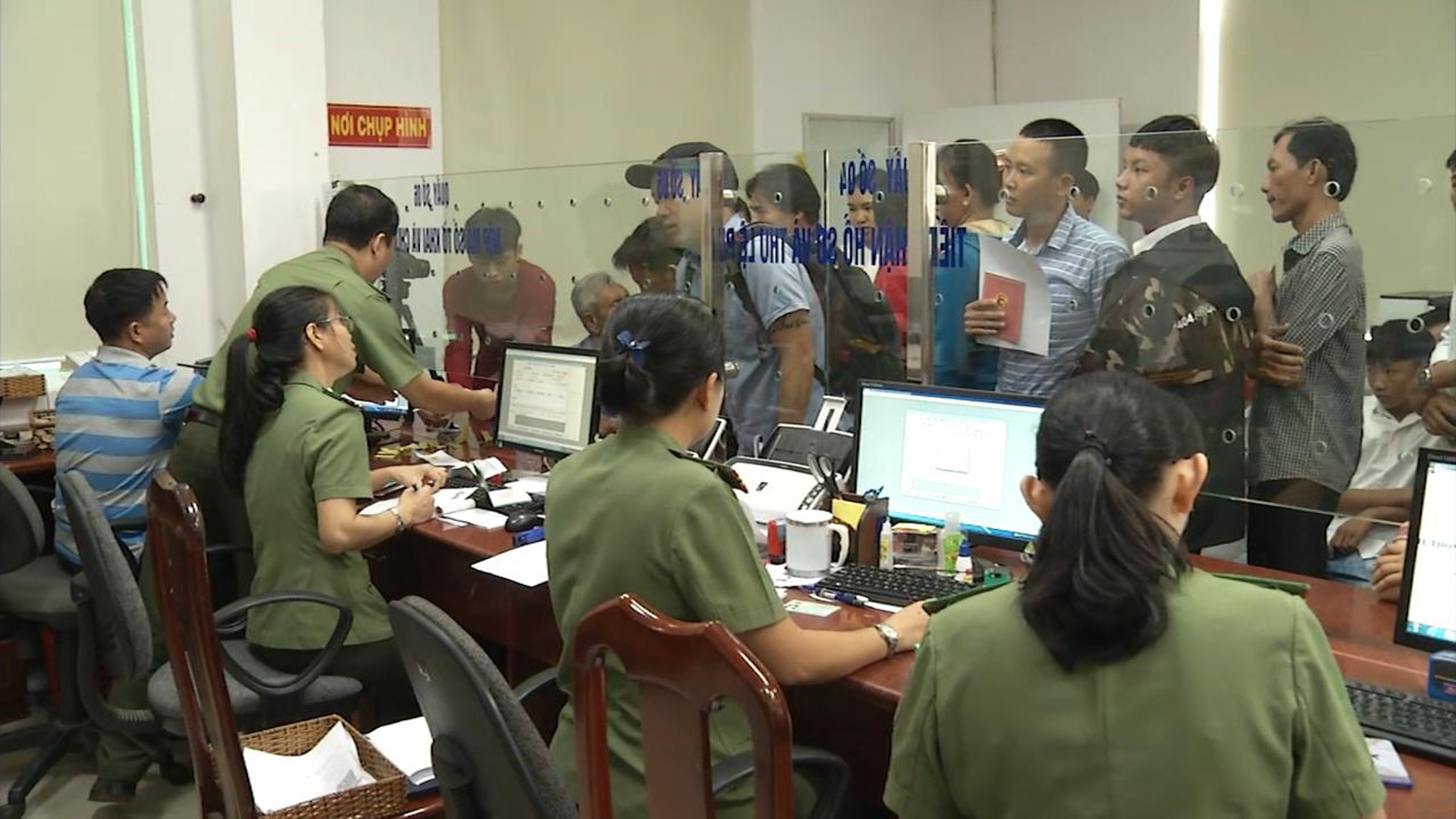 Người dân đến làm hộ chiếu tại Phòng Quản lý xuất, nhập cảnh (PA08)-Công an tỉnh.