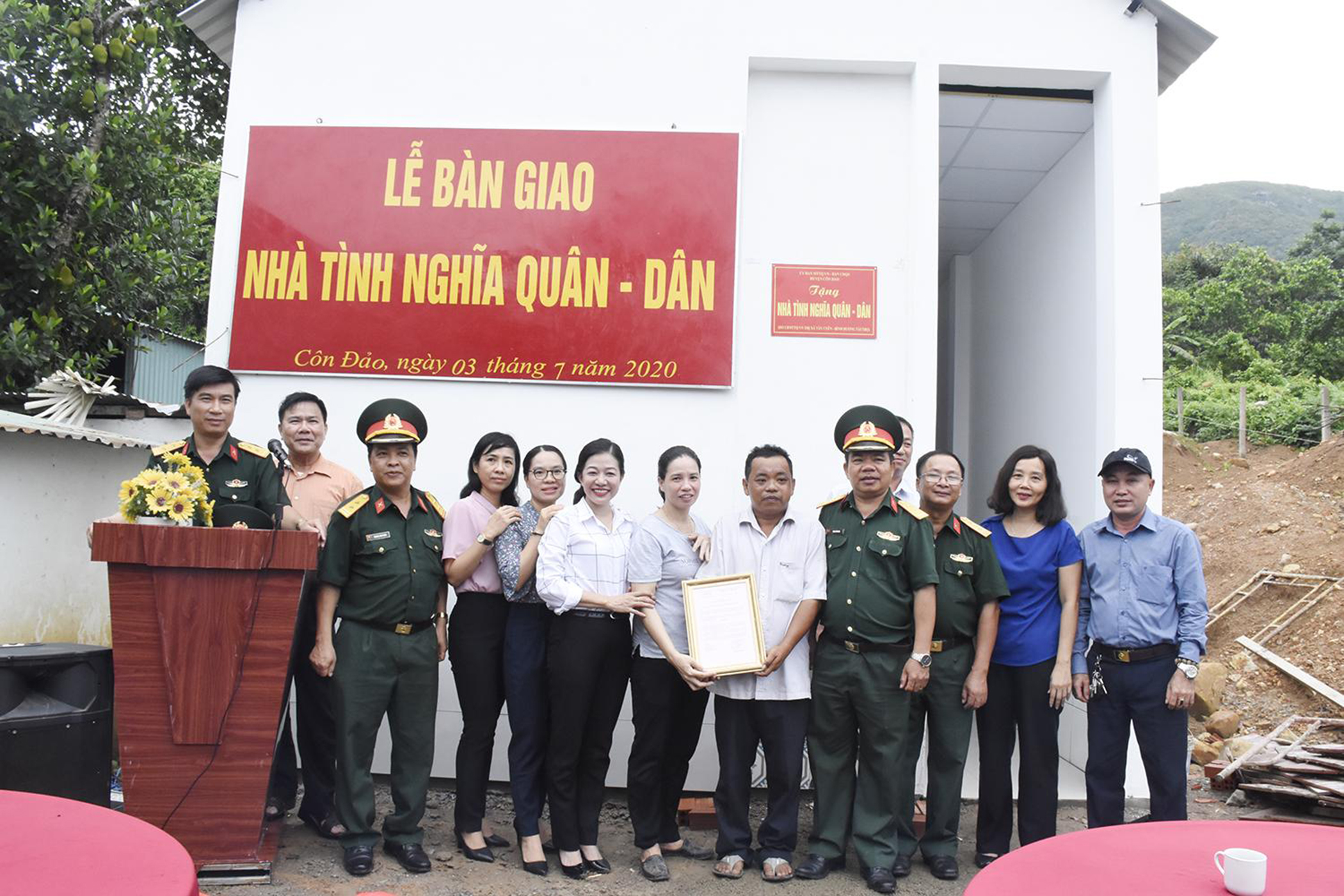 Đại diện các cơ quan đoàn thể tại lễ bàn giao nhà cho ông Trần Thế Vinh.  