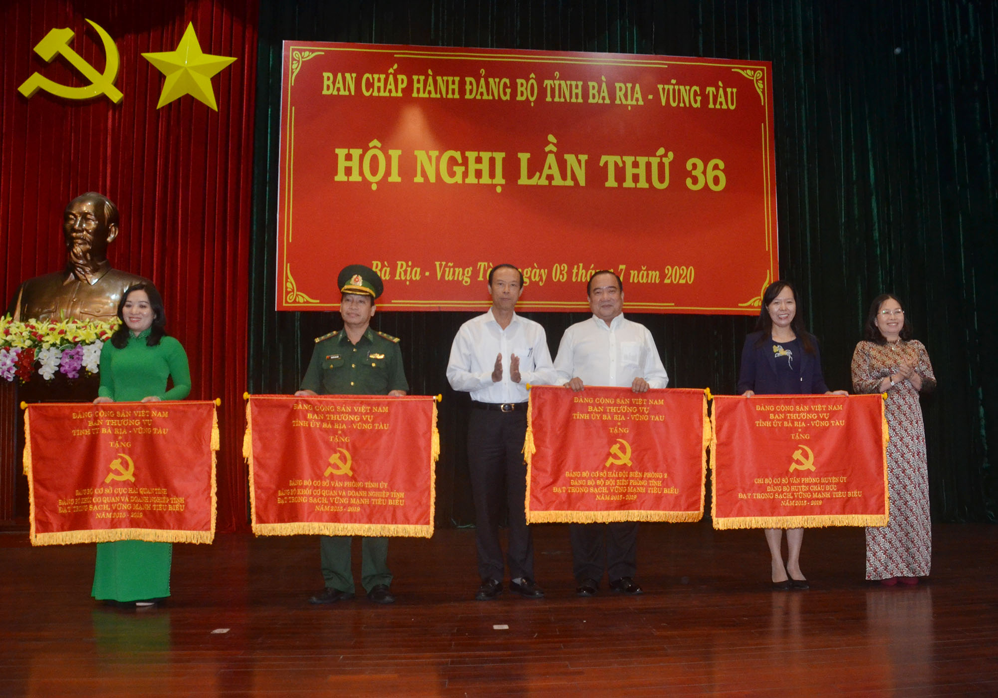 Đồng chí Nguyễn Thị Yến, Phó Bí thư Thường trực Tỉnh ủy, Trưởng Đoàn ĐBQH tỉnh và đồng chí Nguyễn Văn Thọ, Phó Bí thư Tỉnh ủy, Chủ tịch UBND tỉnh trao Cờ thi đua cho 4 tổ chức cơ sở Đảng đạt thành tích “Cơ sở Đảng trong sạch vững mạnh tiêu biểu 5 năm liền”, giai đoạn 2015-2019.
