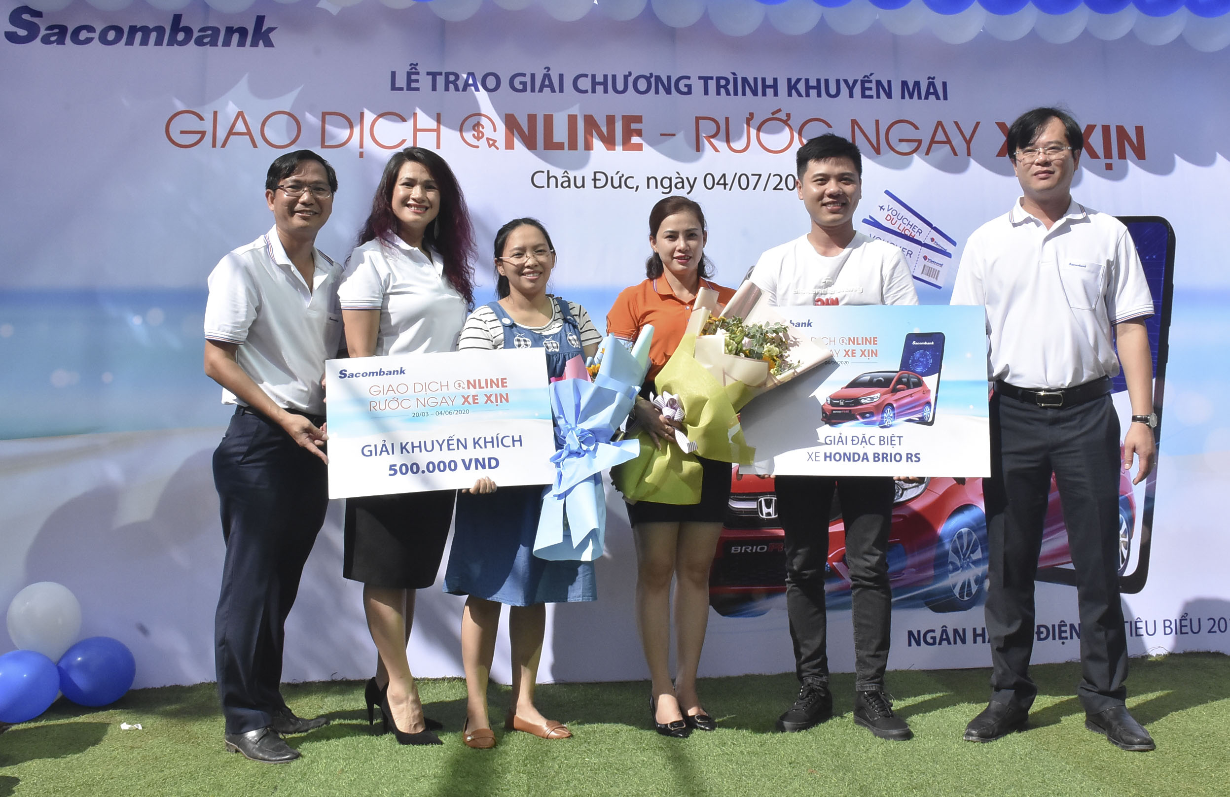 Đại diện Sacombank trao giải đặc biệt và khuyến khích cho các khách hàng trúng thưởng của chương trình.