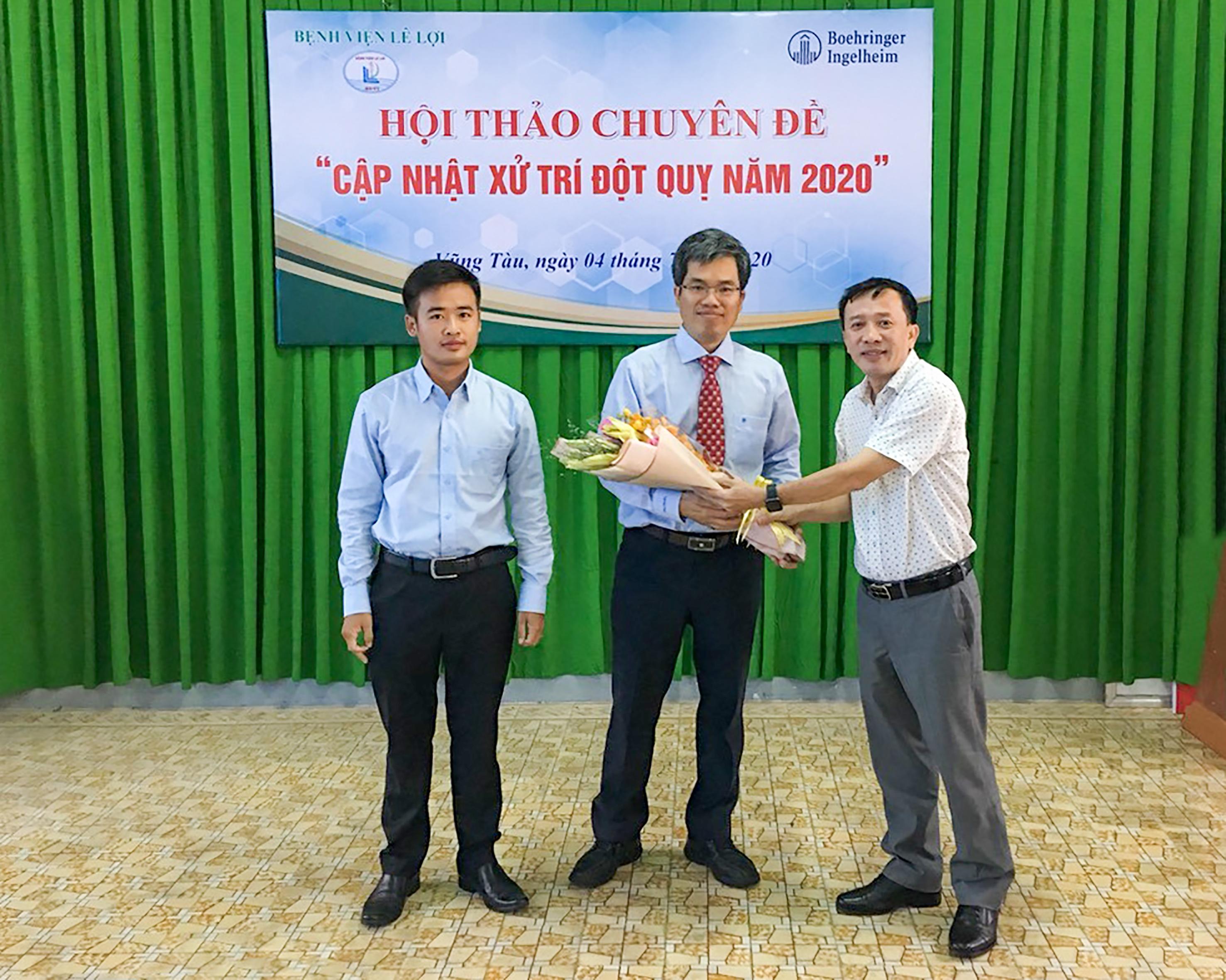 Bác sĩ Nguyễn Thanh Phước (bìa phải), Giám đốc Bệnh viện Lê Lợi tặng hoa báo cáo viên của hội thảo - TS.BS Nguyễn Bá Thắng, Trưởng khoa Nội Thần kinh, Bệnh viện Đại học Y dược TP. Hồ Chí Minh.