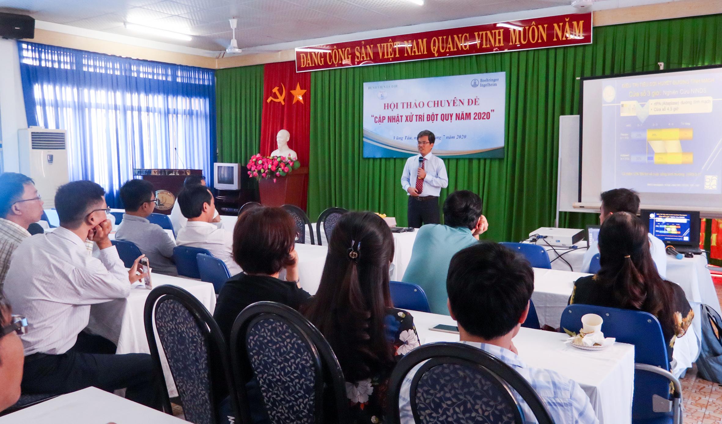 TS.BS Nguyễn Bá Thắng, Trưởng khoa Nội Thần kinh, Bệnh viện Đại học Y dược TP. Hồ Chí Minh trình bày các nội dung về cập nhật chẩn đoán và xử trí cấp cứu đột quỵ tại hội thảo.