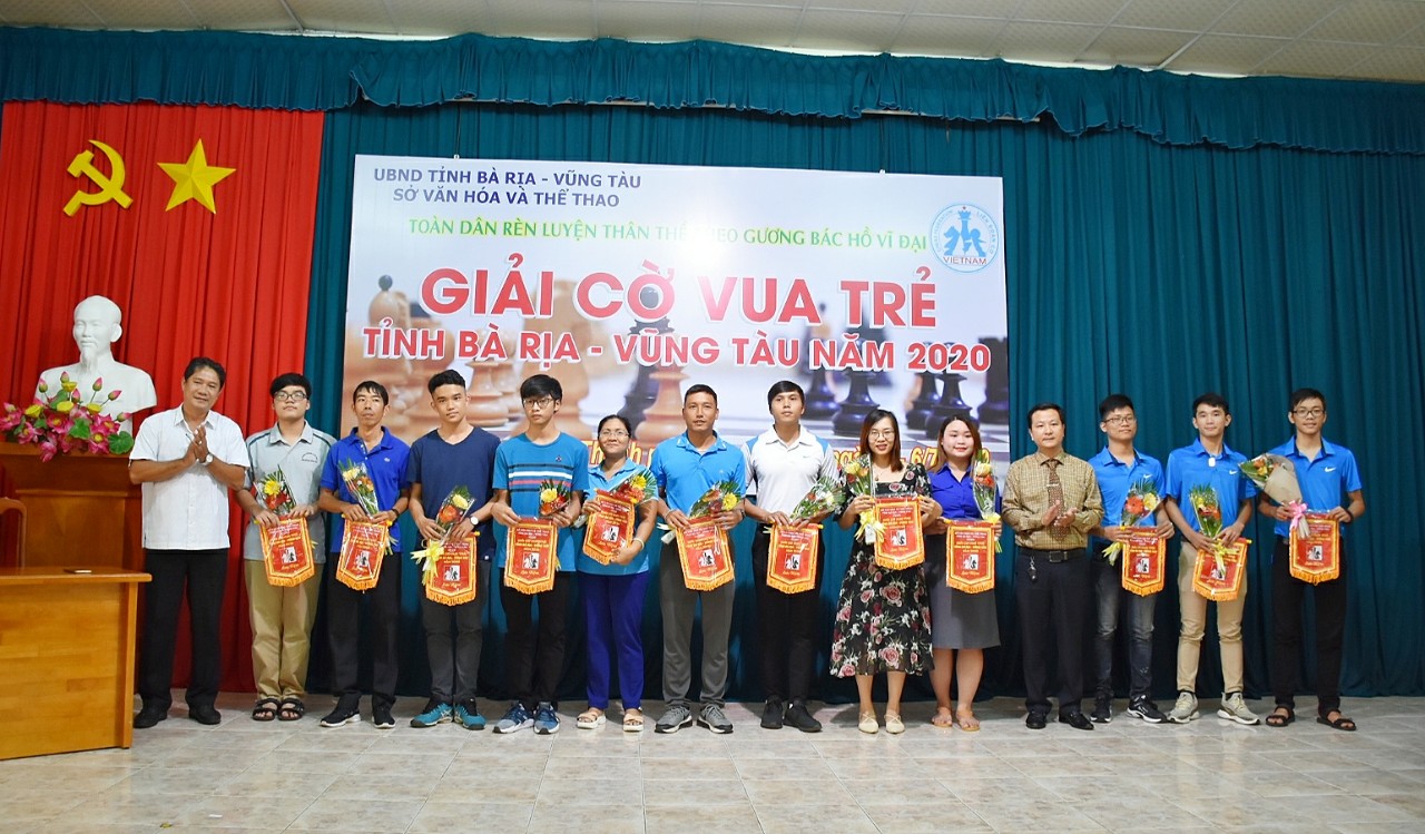 Ban tổ chức tặng hoa, cờ lưu niệm cho đại diện các đoàn tham dự giải.