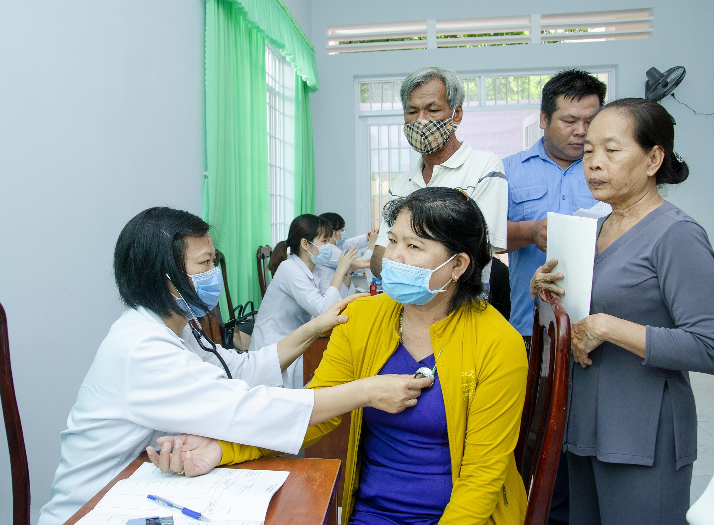 Người dân được bác sĩ khám nội tổng quát tại chương trình.
