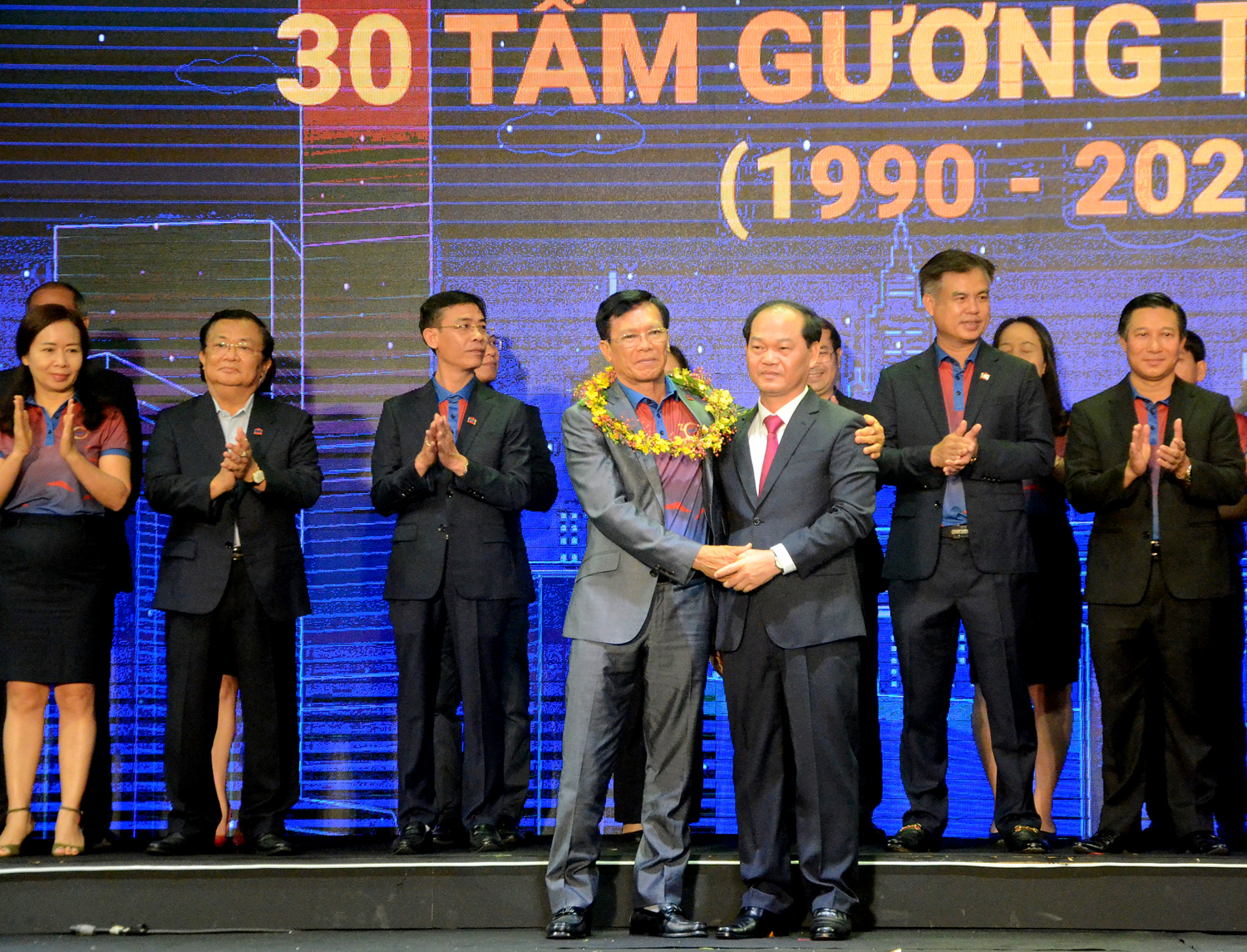 Ông Mai Ngọc Thuận, Ủy viên Ban Thường vụ Tỉnh ủy, Phó Chủ tịch HĐND tỉnh trao vòng nguyệt quế cho ông Nguyễn Thiện Tuấn, Chủ tịch HĐQT DIC Corp, một trong 30 tấm gương tiêu biểu của DIC Corp.
