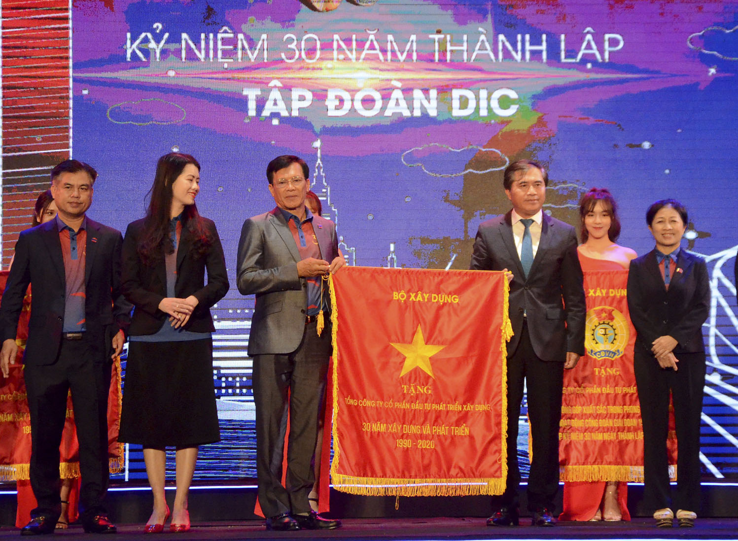 Ông Lê Quang Hùng, Thứ trưởng Bộ Xây dựng (phải) trao bức trướng của Bộ Xây dựng tặng DIC Corp trong lễ kỷ niệm 30 năm Ngày thành lập.