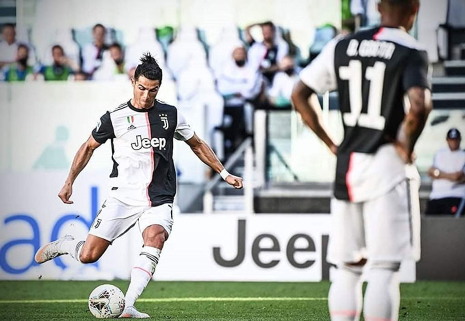 Ở tuổi 35, Ronaldo vẫn chưa thôi tỏa sáng.