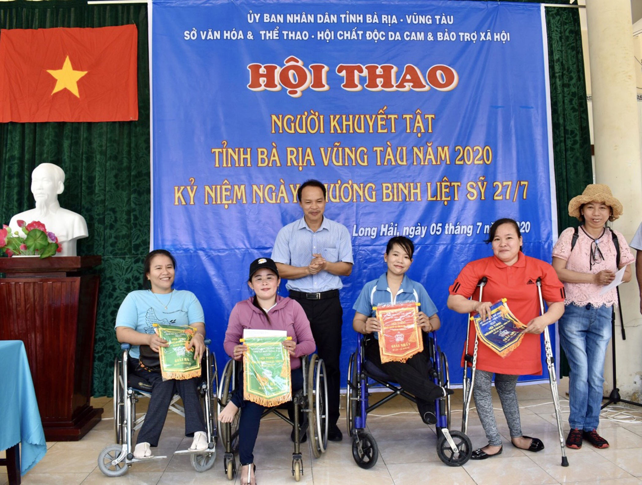 Ông Tống Đức Bình, Giám đốc Trung tâm Điều dưỡng Thương binh và Người có công Long Đất trao giải cho các cá nhân đạt giải.