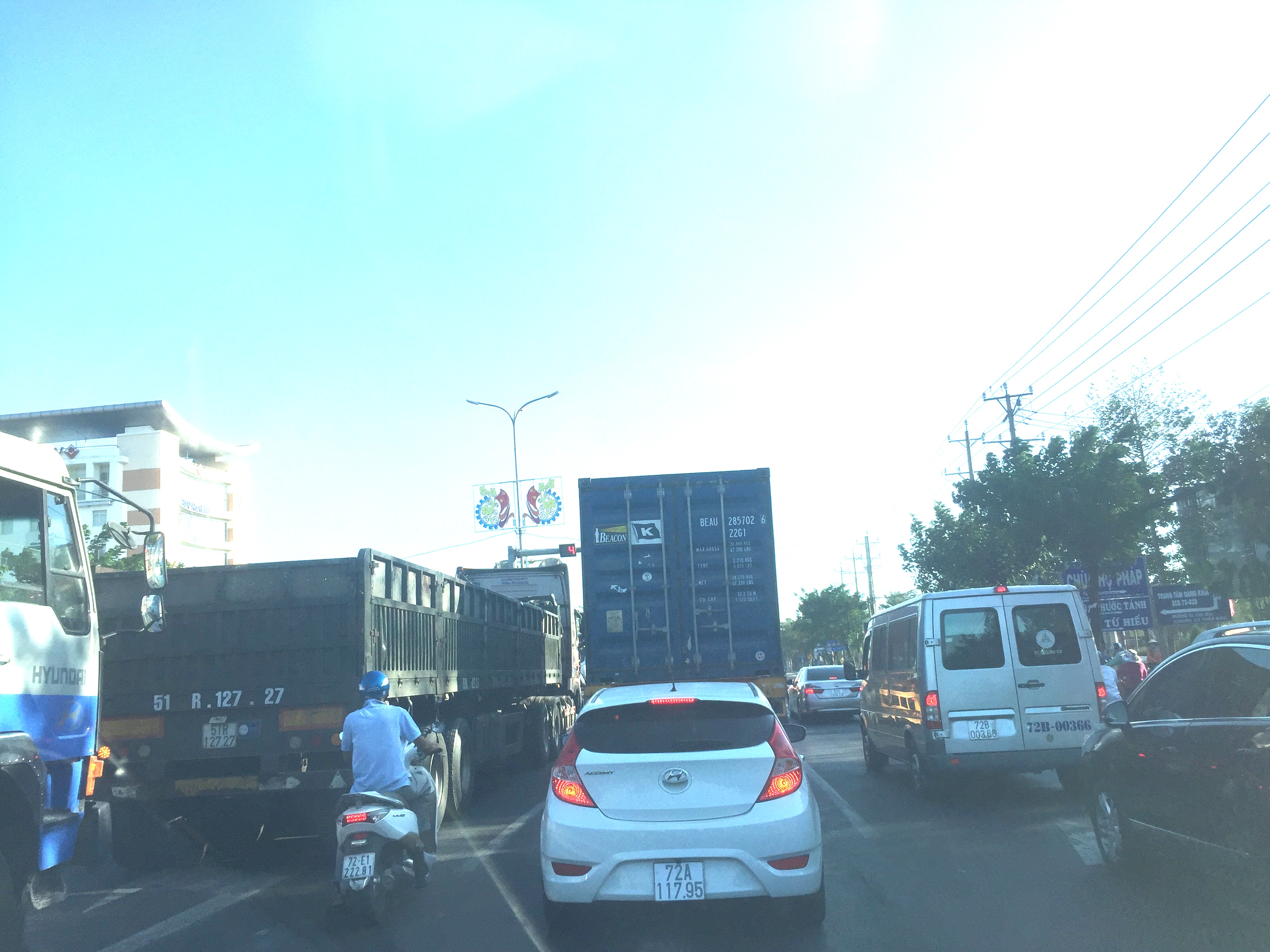 Chạy xe máy không đúng làn đường quy định trên QL51. 