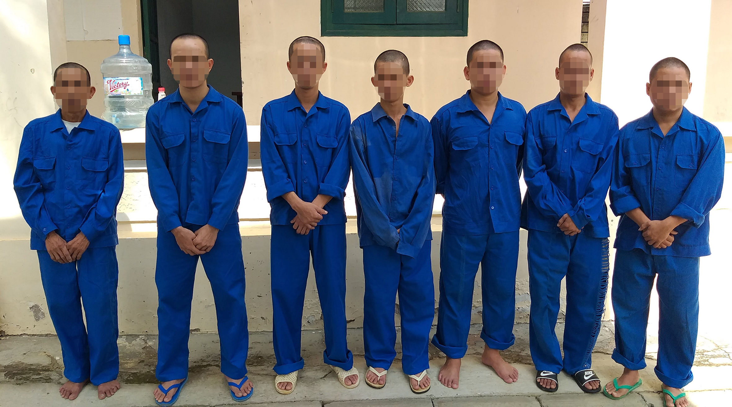 Các đối tượng trộm heo bị bắt tại cơ quan công an.