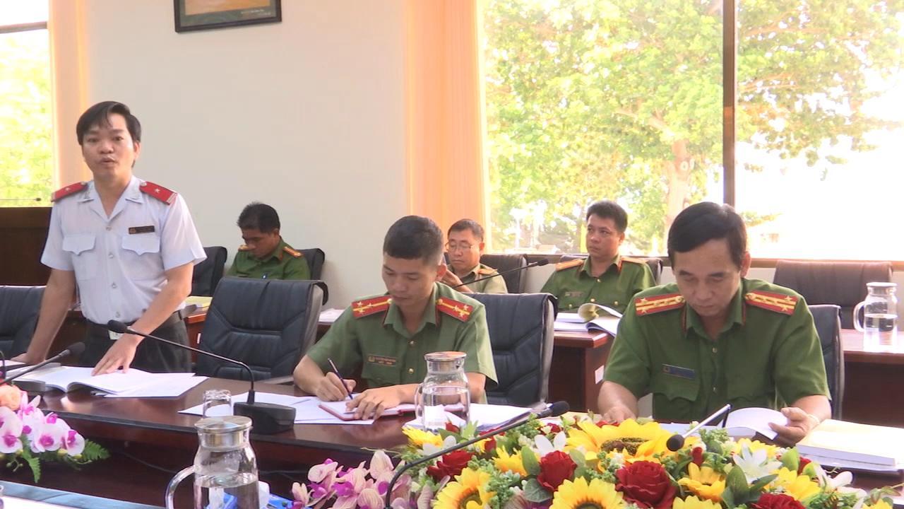 Các đại biểu huyện Côn Đảo góp ý nội dung Dự thảo văn kiện trình Đại hội Đảng bộ tỉnh  lần thứ VII và Đại hội Đại biểu toàn quốc lần thứ XIII của Đảng.
