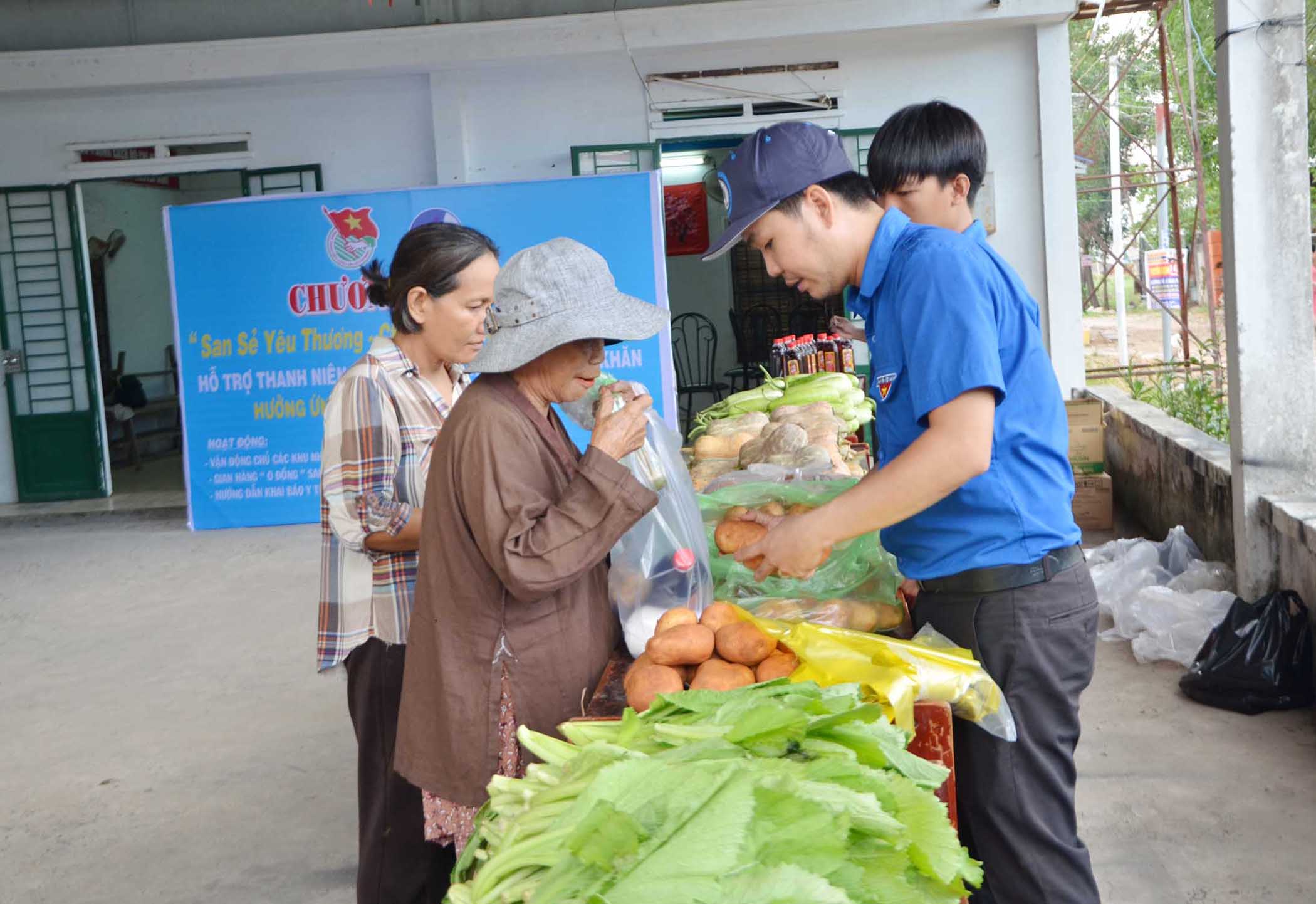 MTTQ và các đoàn thể luôn quan tâm chăm lo nâng cao đời sống nhân dân. Trong ảnh: Gian hàng yêu thương dành cho đối tượng khó khăn do Tỉnh Đoàn, Thị Đoàn Phú Mỹ phối hợp tổ chức. Ảnh: MINH THANH