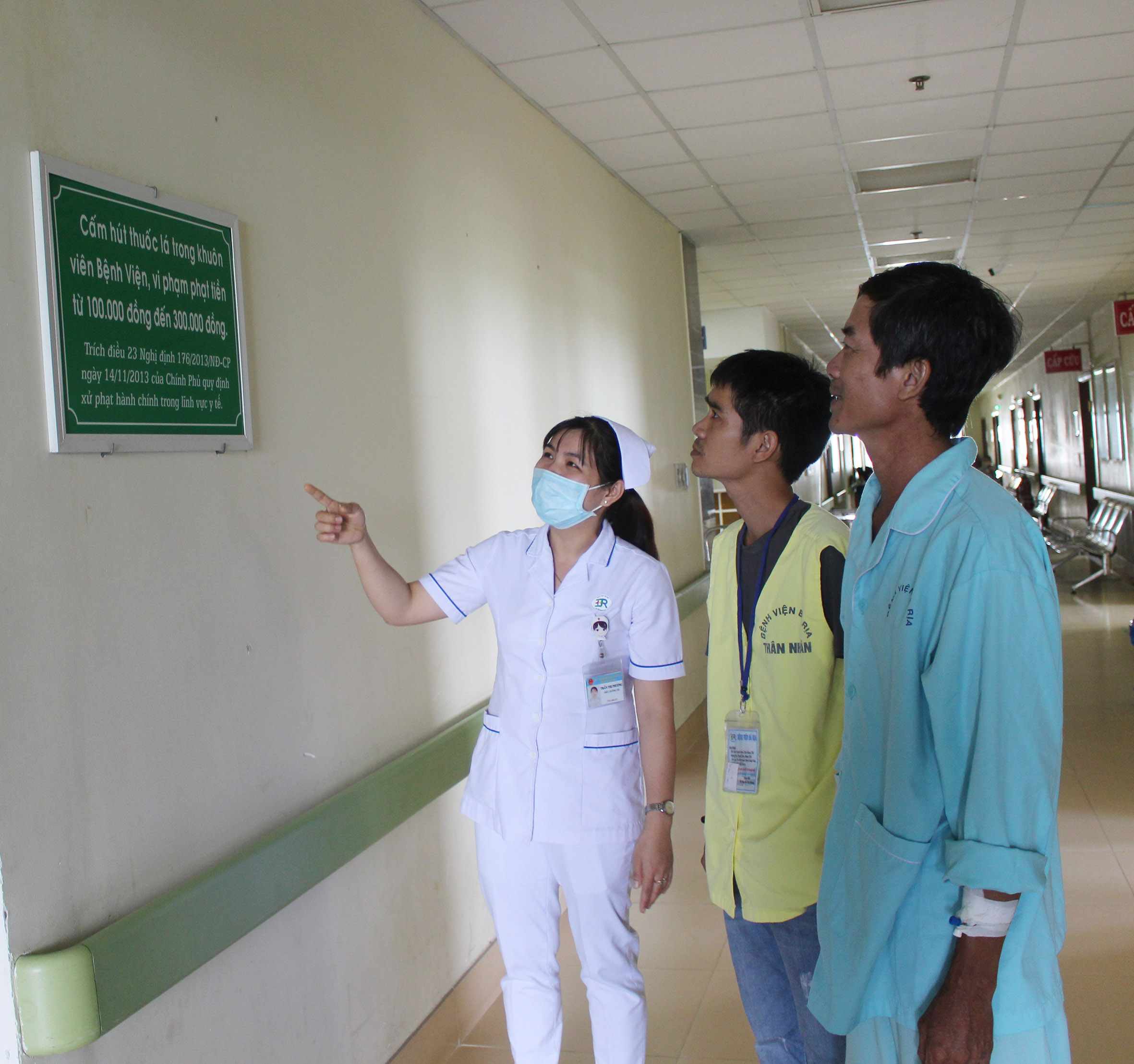 Các bảng cấm hút thuốc và quy định mức xử phạt hành chính khi vi phạm hút thuốc lá nơi công cộng được Bệnh viện Bà Rịa niêm yết ở hành lang các khoa phòng, khu khám bệnh…