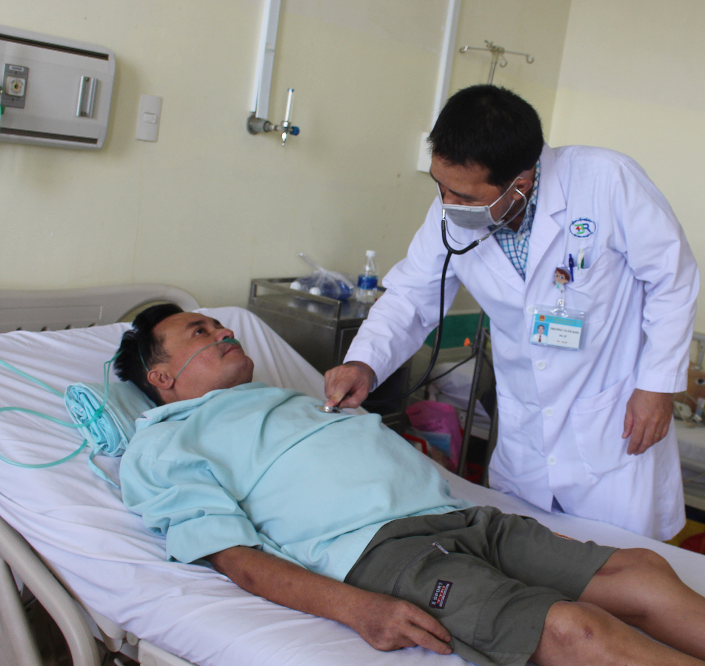 Những bệnh nhân bị mắc các bệnh liên quan đến thuốc lá đều được nhân viên y tế của Bệnh viện Bà Rịa động viên, khuyên nhủ bỏ thuốc.