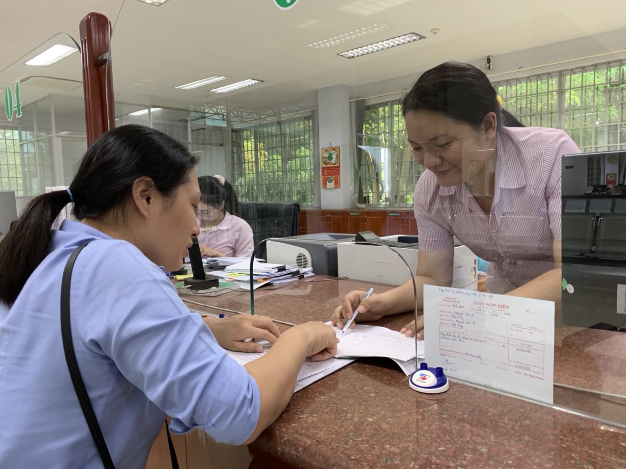 Người dân làm thủ tục vay vốn tại NHCSXH tỉnh.