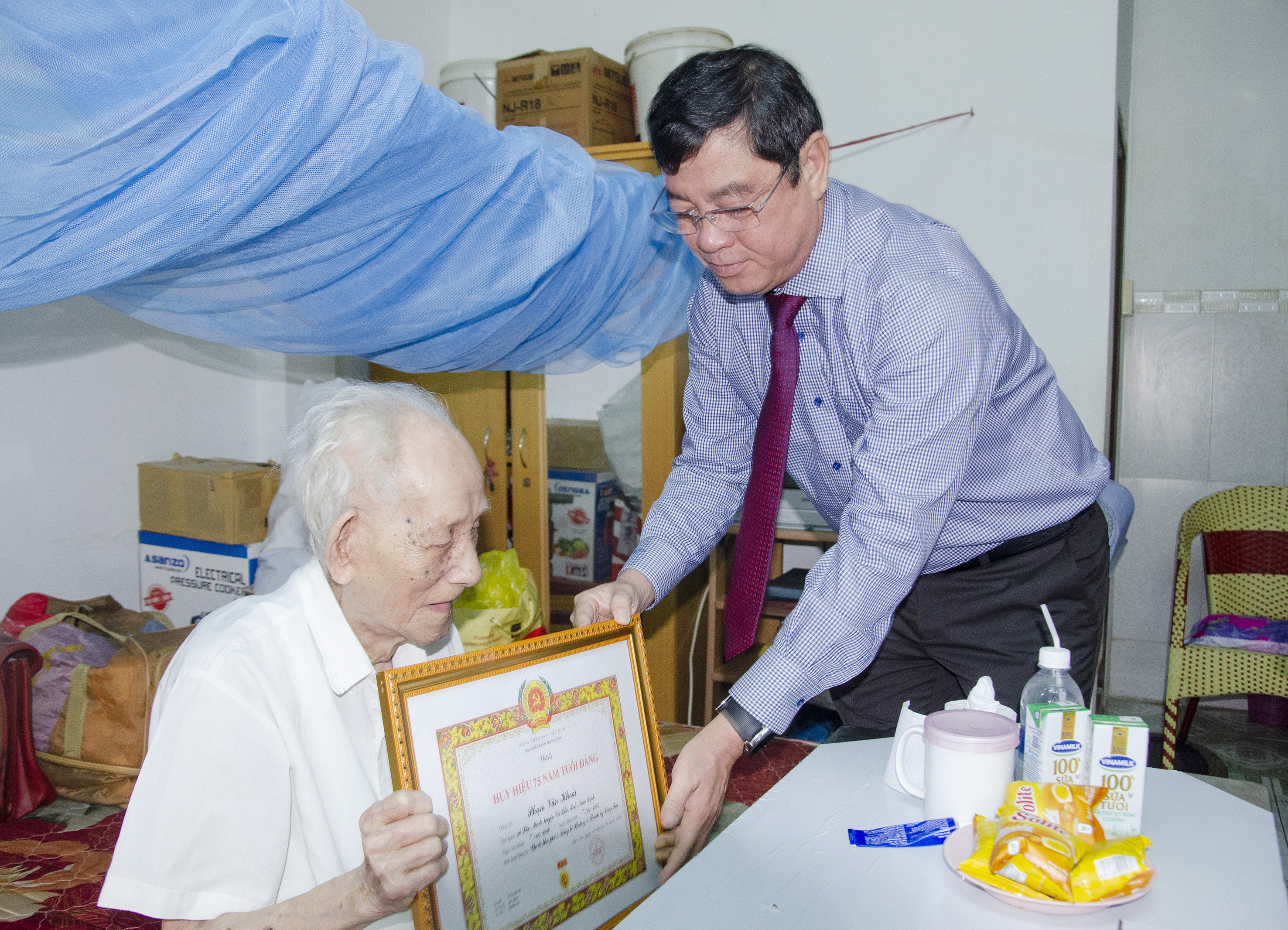 Đồng chí Trần Đình Khoa, Ủy viên Ban Thường vụ Tỉnh ủy, Bí thư Thành ủy Vũng Tàu trao Huy hiệu 75 năm tuổi Đảng cho đồng chí Phạm Văn Khoái (SN 1922, đảng viên Chi bộ 4, Đảng bộ phường 3).