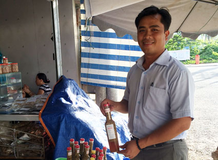 Du khách chọn mua mắm hàu tại chợ Côn Đảo.