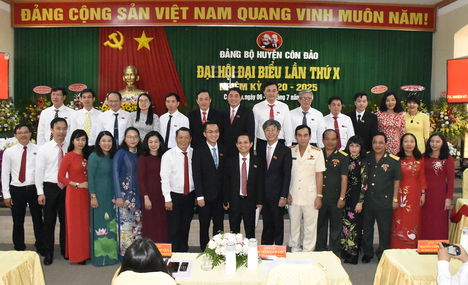 BCH Đảng bộ huyện Côn Đảo khóa X, nhiệm kỳ 2020-2025 ra mắt tại Đại hội. 