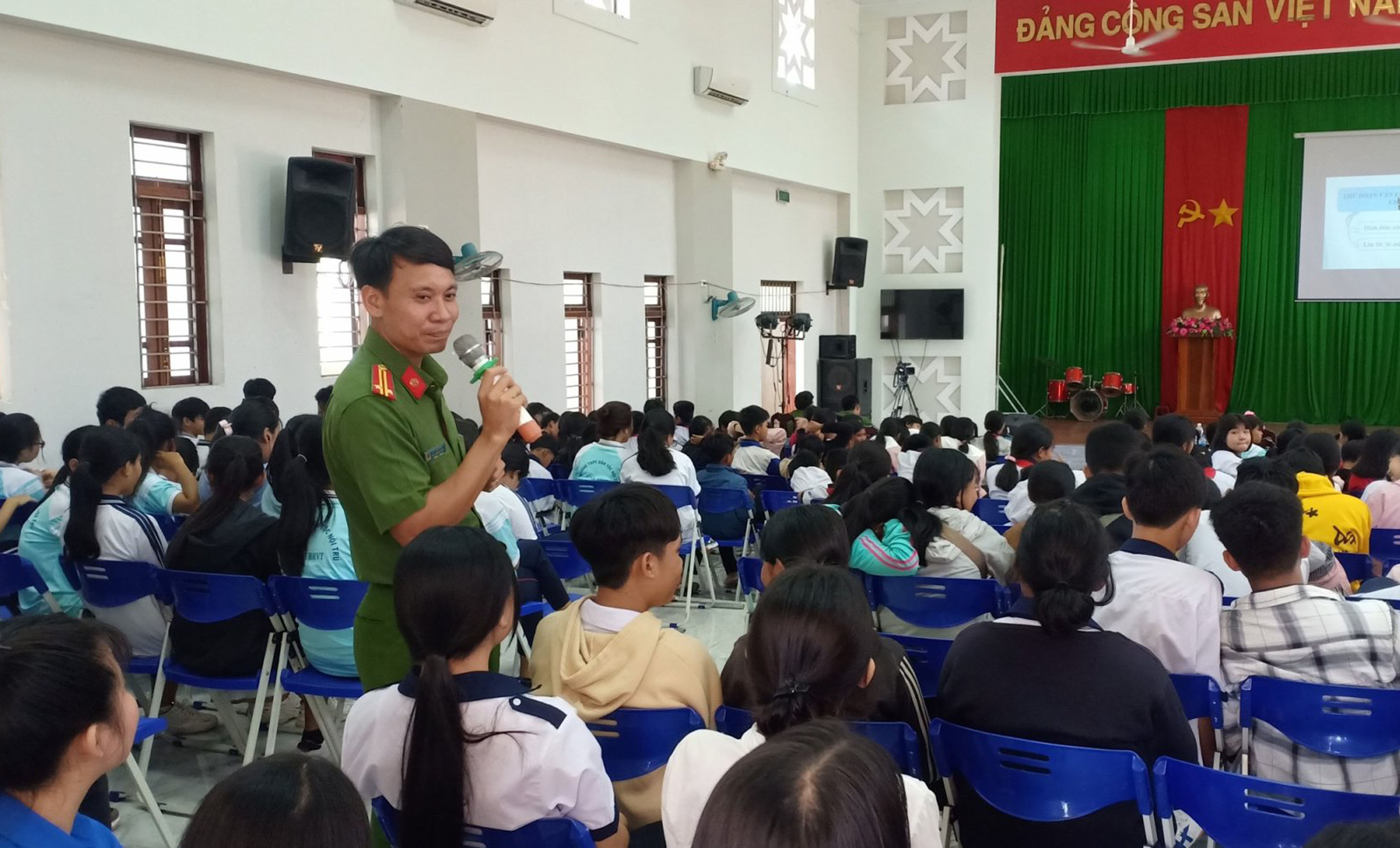 Cán bộ Công an tỉnh tuyên truyền pháp luật cho HS Trường Dân tộc nội trú tỉnh.
