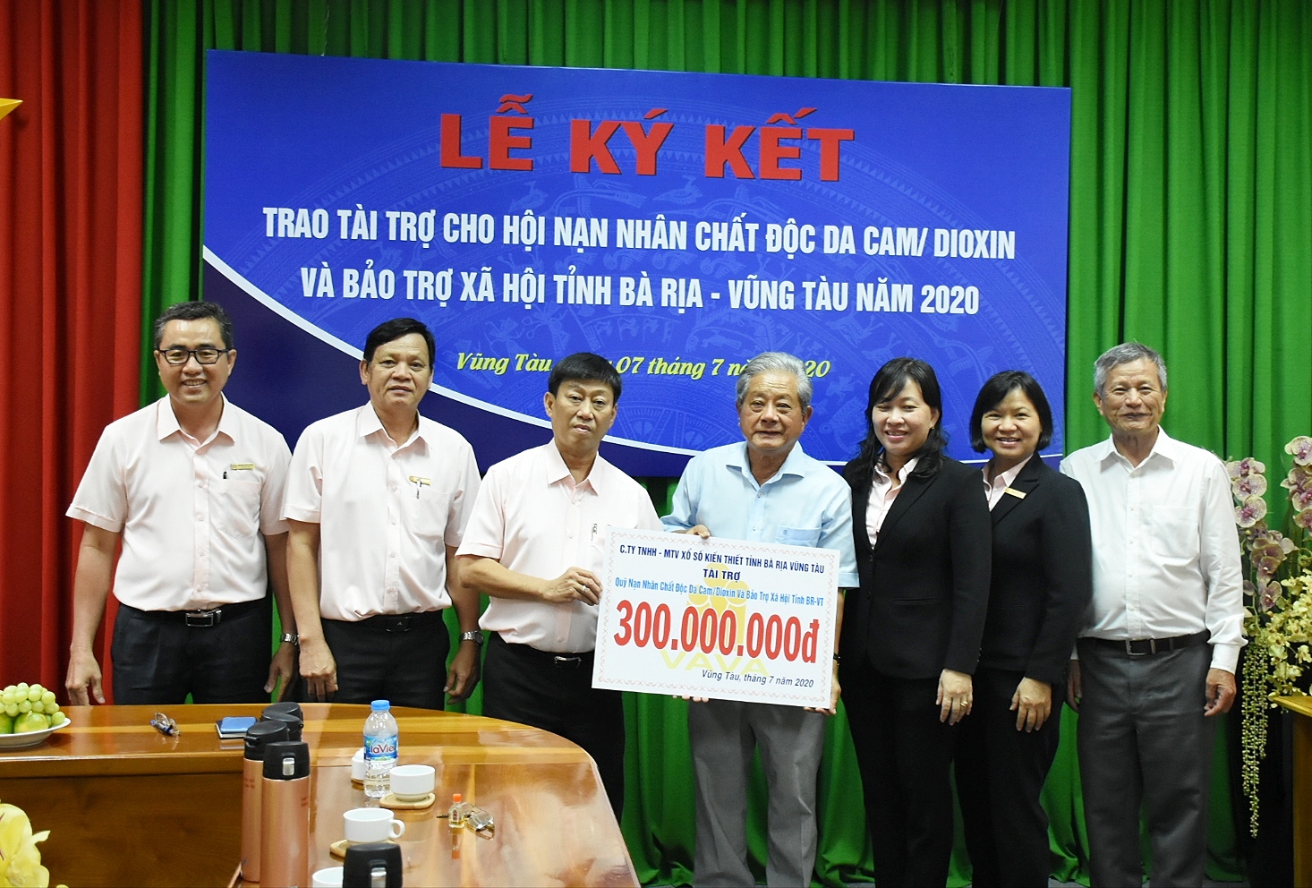 Đại diện Công ty TNHH MTV Xổ số  kiến thiết tỉnh trao hỗ trợ cho đại diện  Hội VAVA BR-VT.