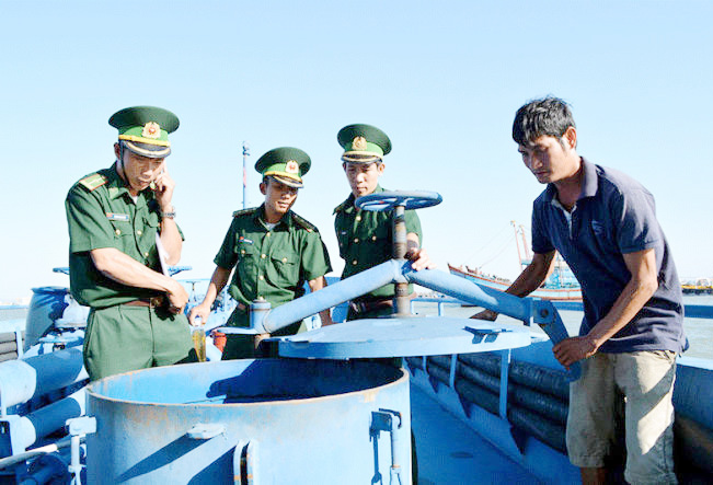 Lực lượng BĐBP tỉnh kiểm tra một phương tiện chở dầu D.O không rõ nguồn gốc trên biển.