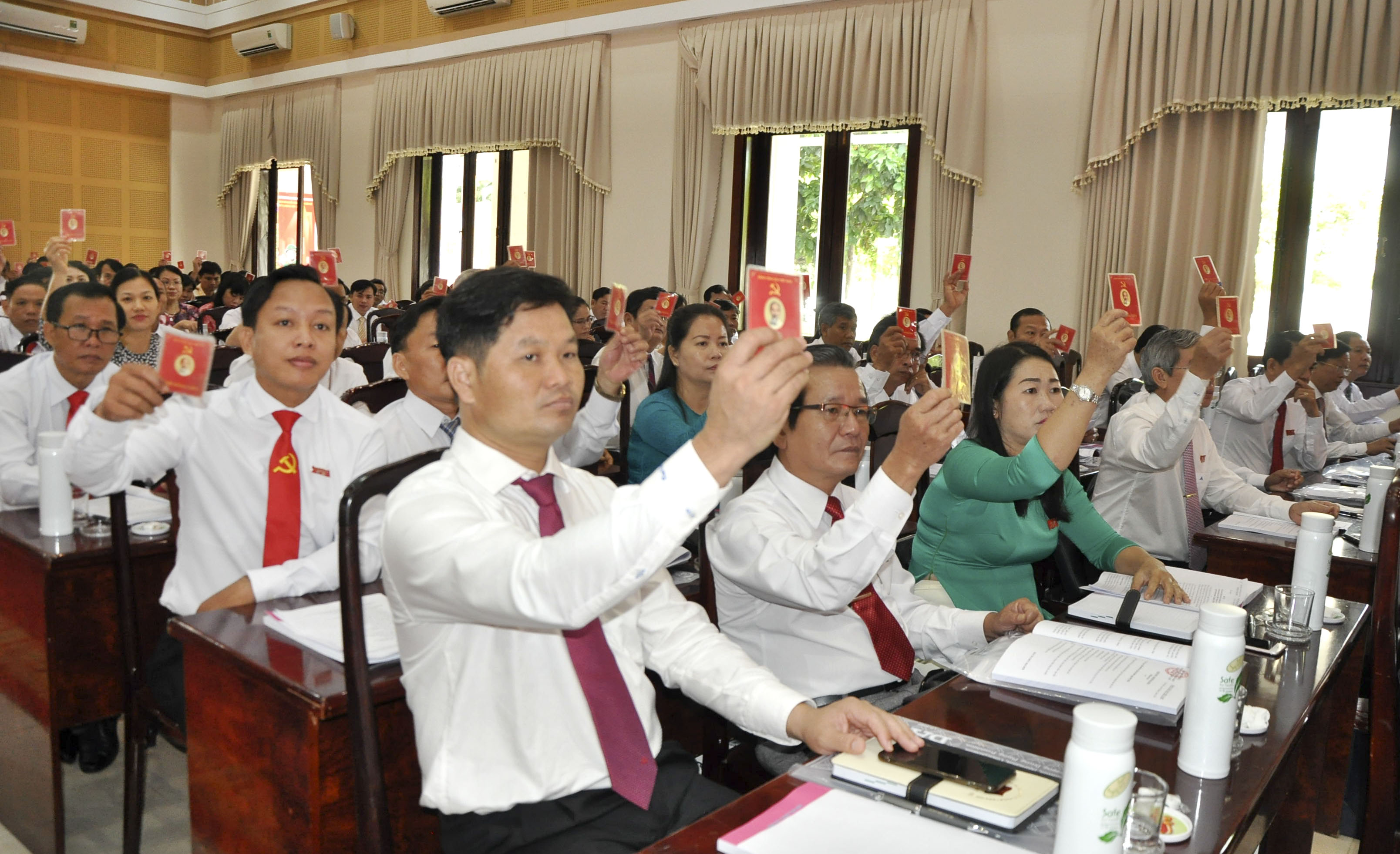 Các đại biểu biểu quyết thông qua chương trình làm việc chính thức của Đại hội. 