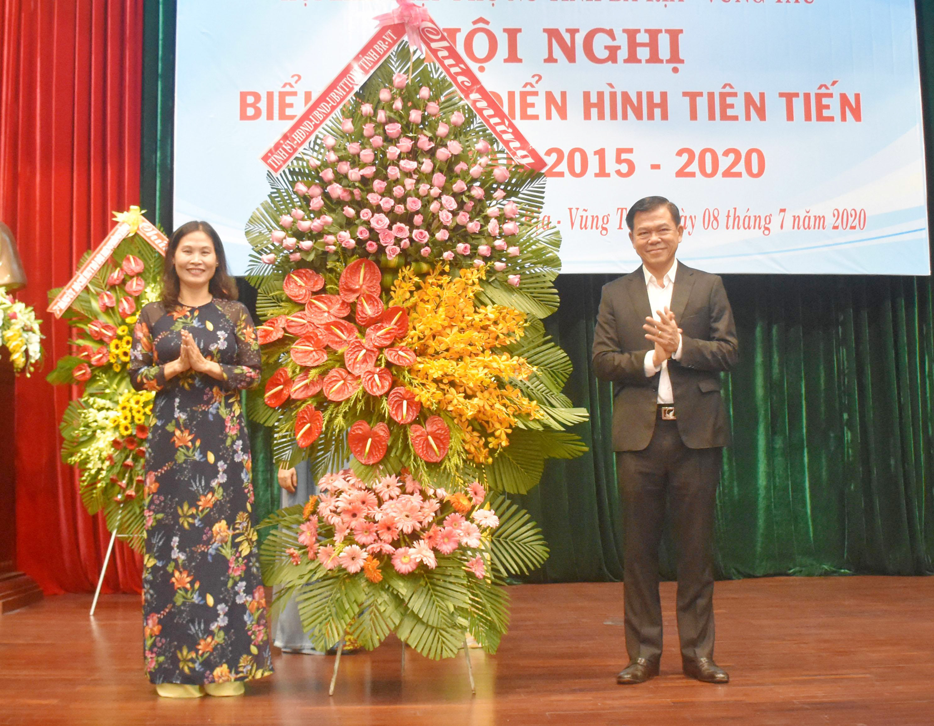 Ông Nguyễn Hồng Lĩnh, Ủy viên Trung ương Đảng, Bí thư Tỉnh ủy, Chủ tịch HĐND tỉnh tặng hoa chúc mừng Hội nghị.