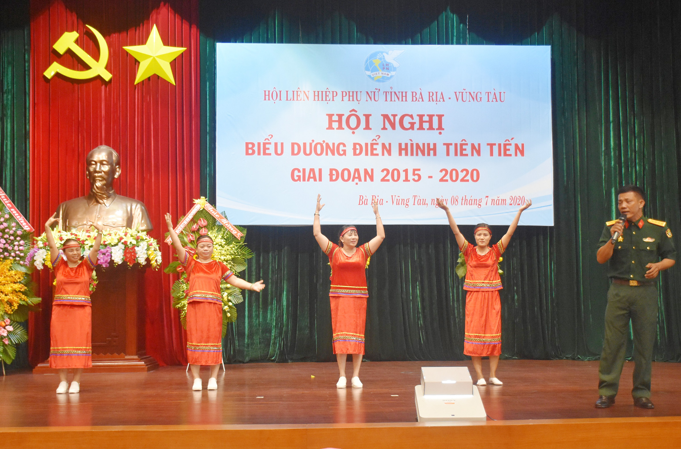 Một tiết mục văn nghệ chào mừng Hội nghị.