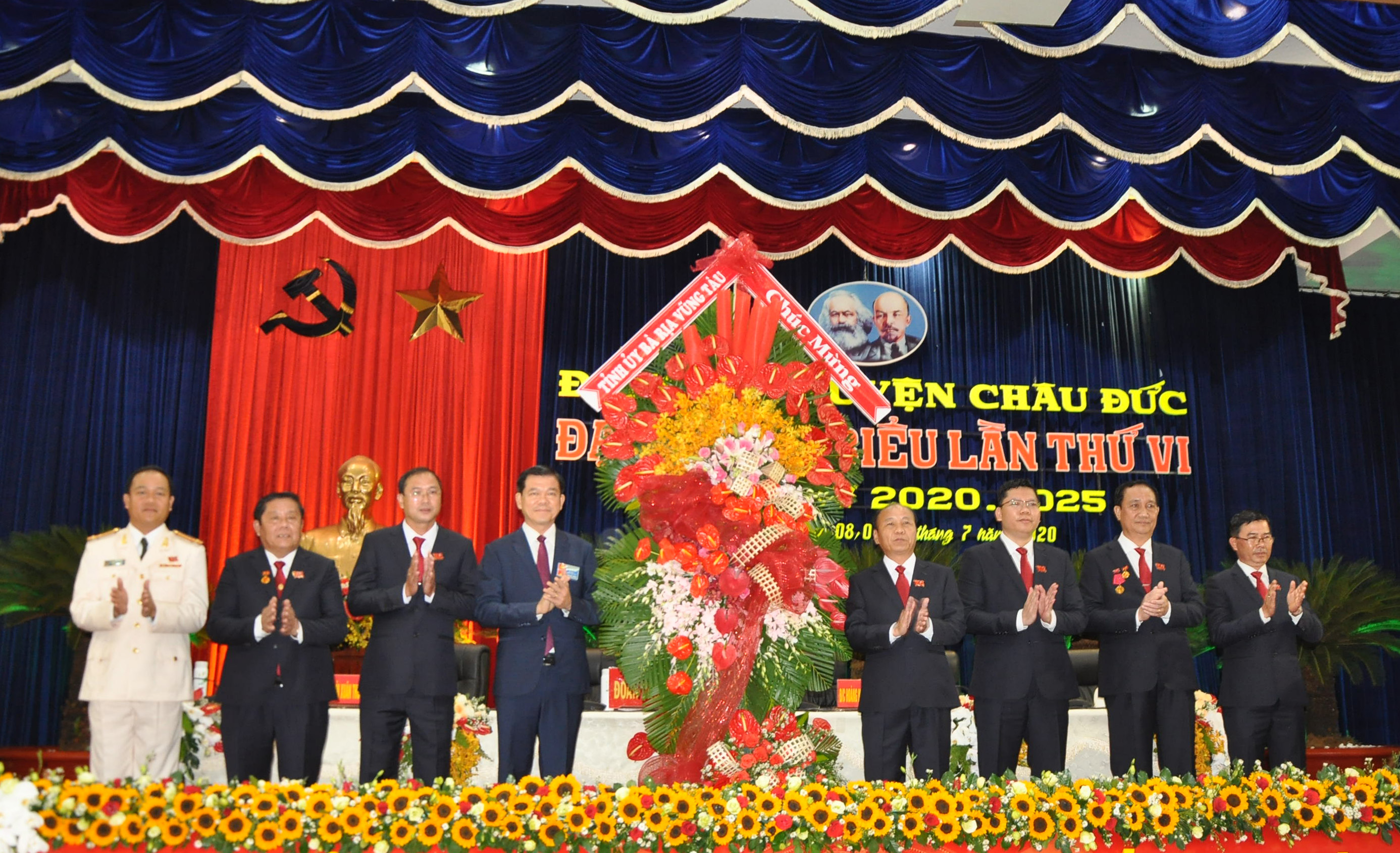 Đồng chí Nguyễn Hồng Lĩnh, Ủy viên Trung ương Đảng, Bí thư Tỉnh ủy, Chủ tịch HĐND tỉnh tặng hoa chúc mừng Đại hội.