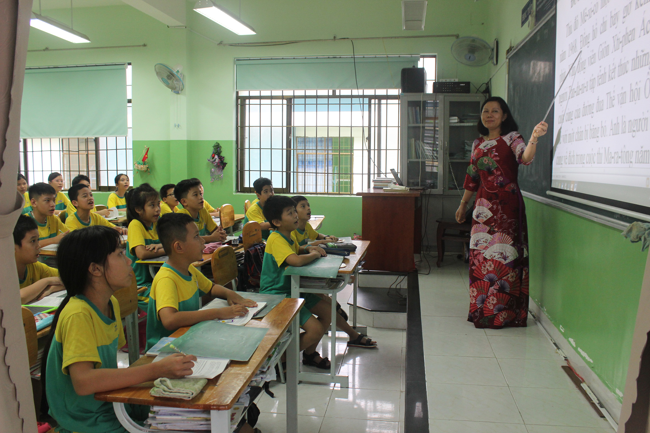 HS lớp 5A2 Trường TH Lý Tự Trọng (TP. Vũng Tàu) trong một tiết học. Ảnh: KHÁNH CHI