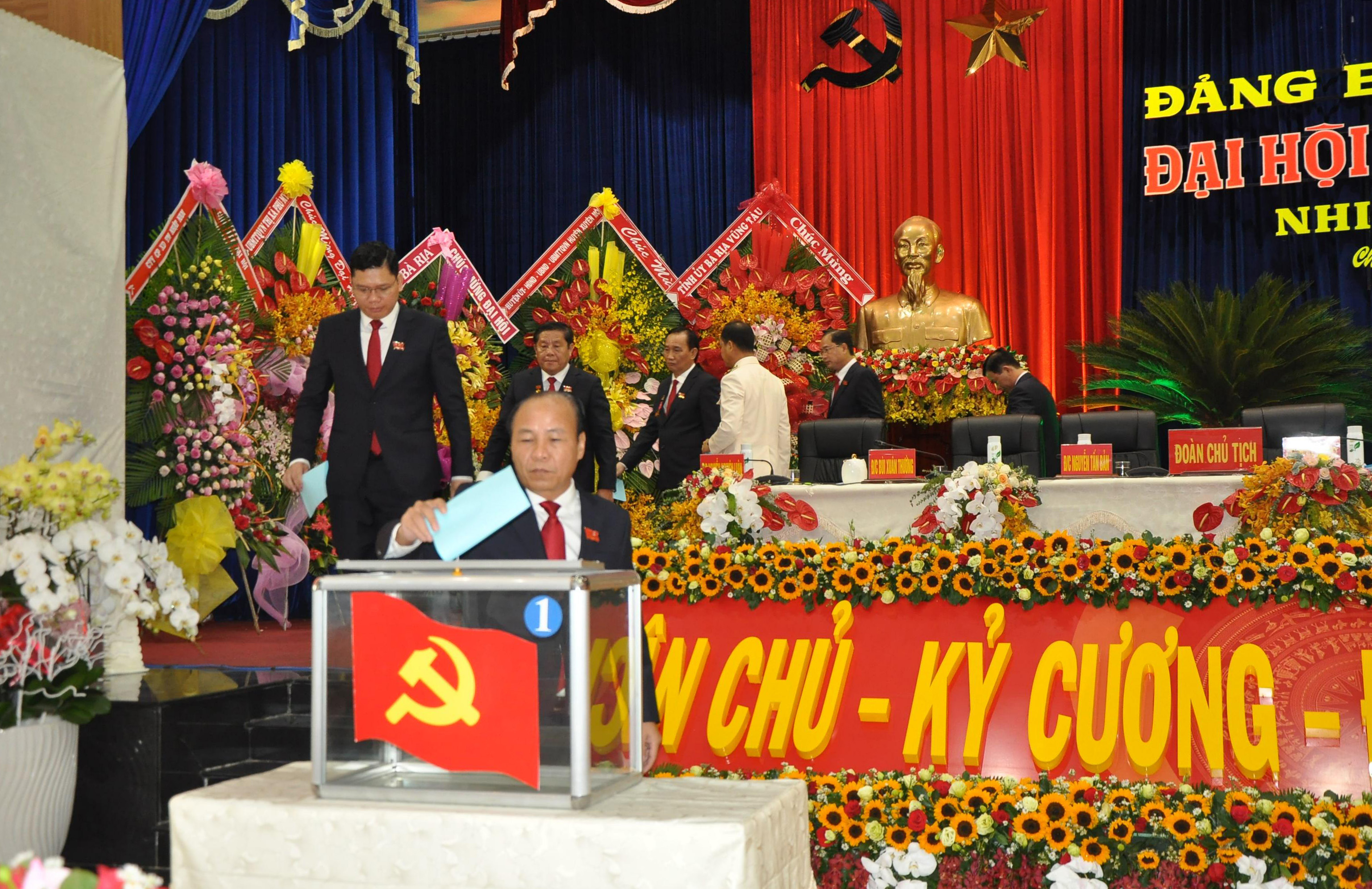 Các đại biểu bỏ phiếu bầu Đoàn đại biểu dự Đại hội Đại biểu Đảng bộ tỉnh lần thứ VII, nhiệm kỳ 2020-2025.
