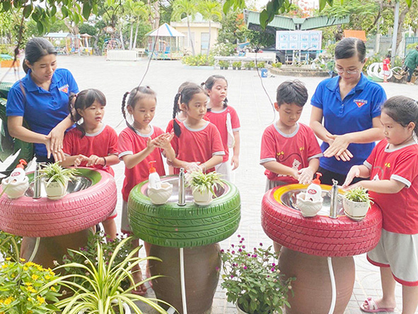 Học tập và làm theo tư tưởng, đạo đức, phong cách Hồ Chí Minh, các ĐVTN  chi đoàn Trường MN Hoa Phượng tự vẽ, trang trí khu vui chơi trẻ em. Trong ảnh: ĐVTN và học sinh tại khu vui chơi.