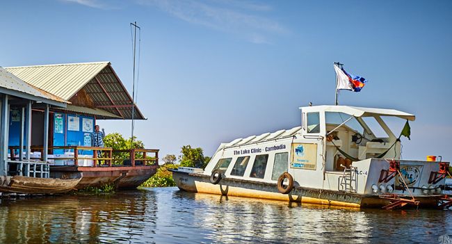 Ca nô của The Lake Clinic đến phòng khám bệnh Peam Bang.