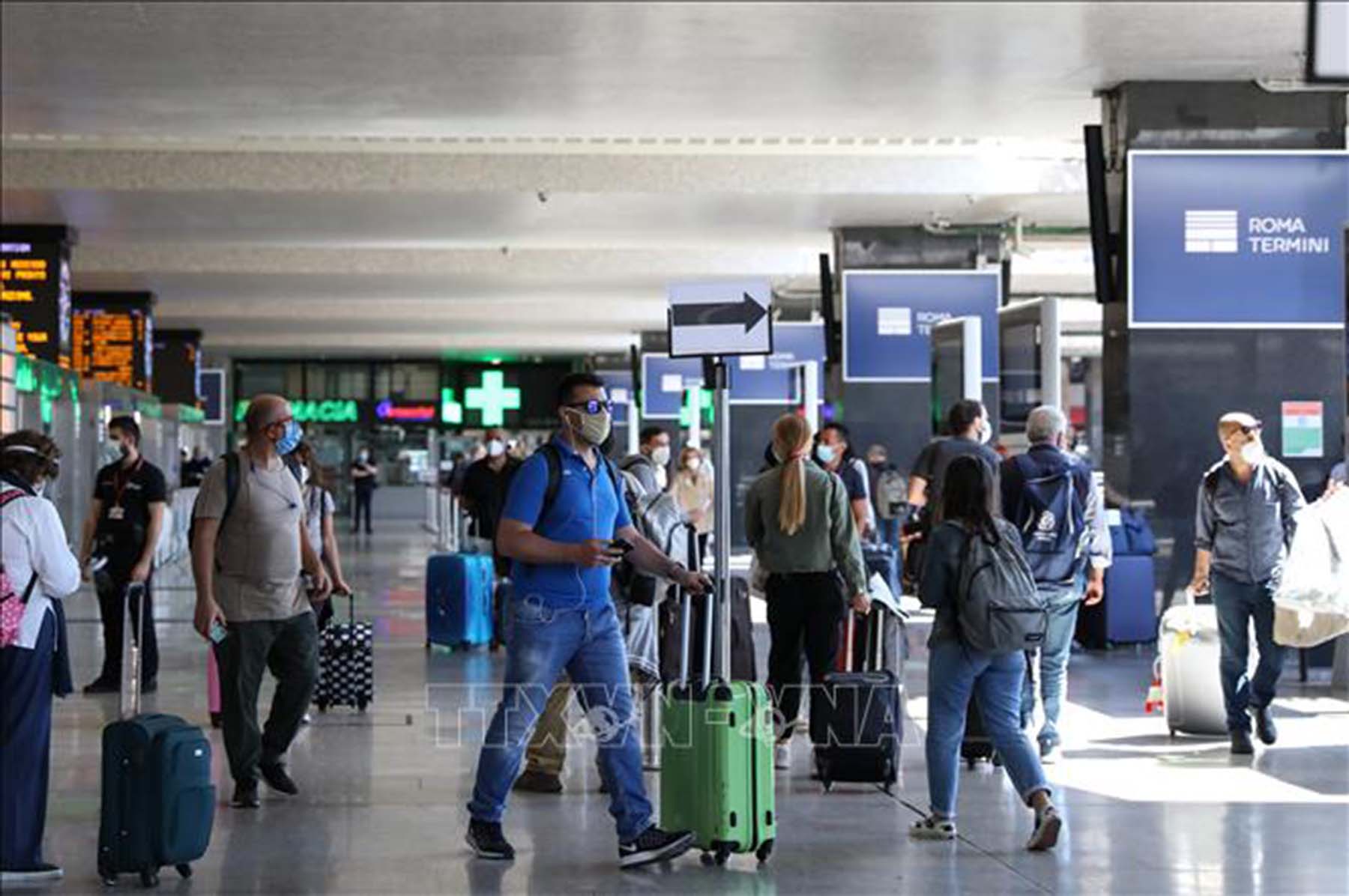 Hành khách đeo khẩu trang phòng lây nhiễm dịch COVID-19 tại nhà ga tàu hỏa Roma Termini ở Rome, Italy, ngày 3/6/2020.
